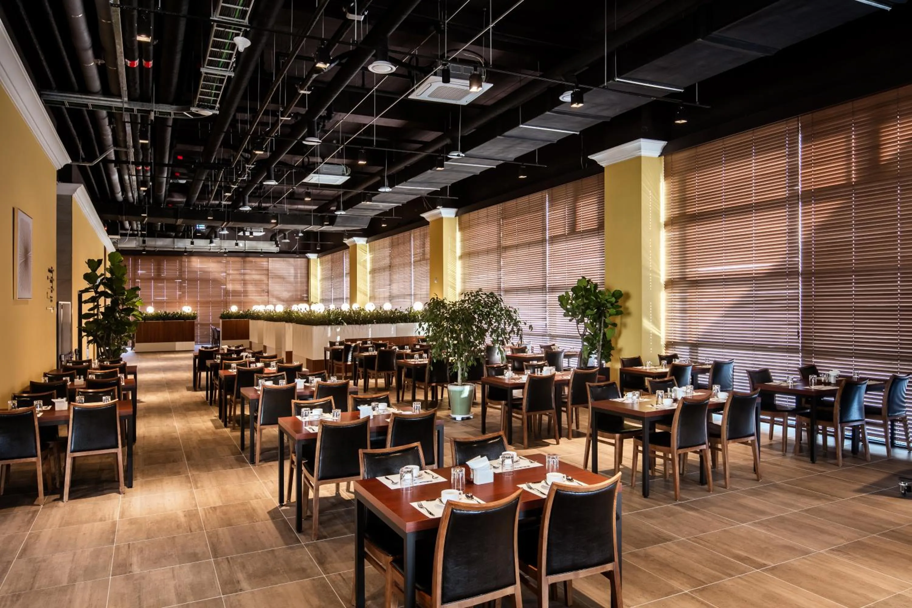 Restaurant/places to eat in WesternLife Hotel