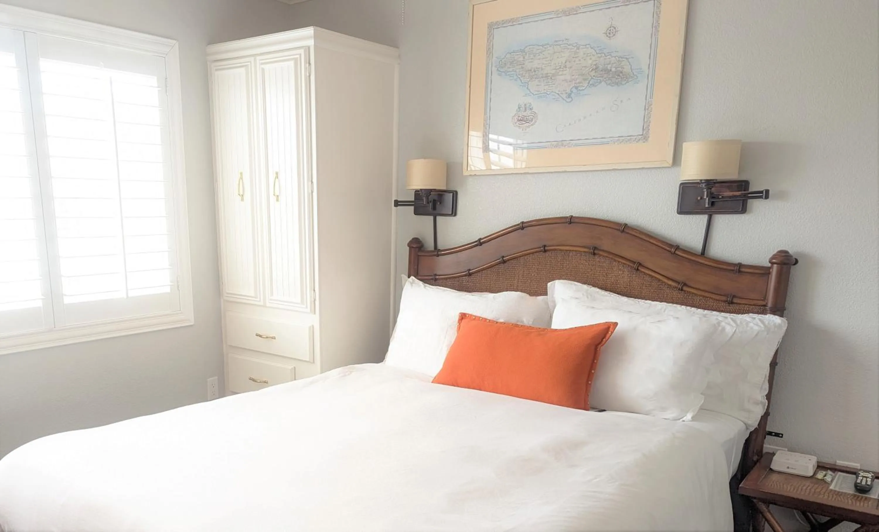 Bed in Capitola Hotel