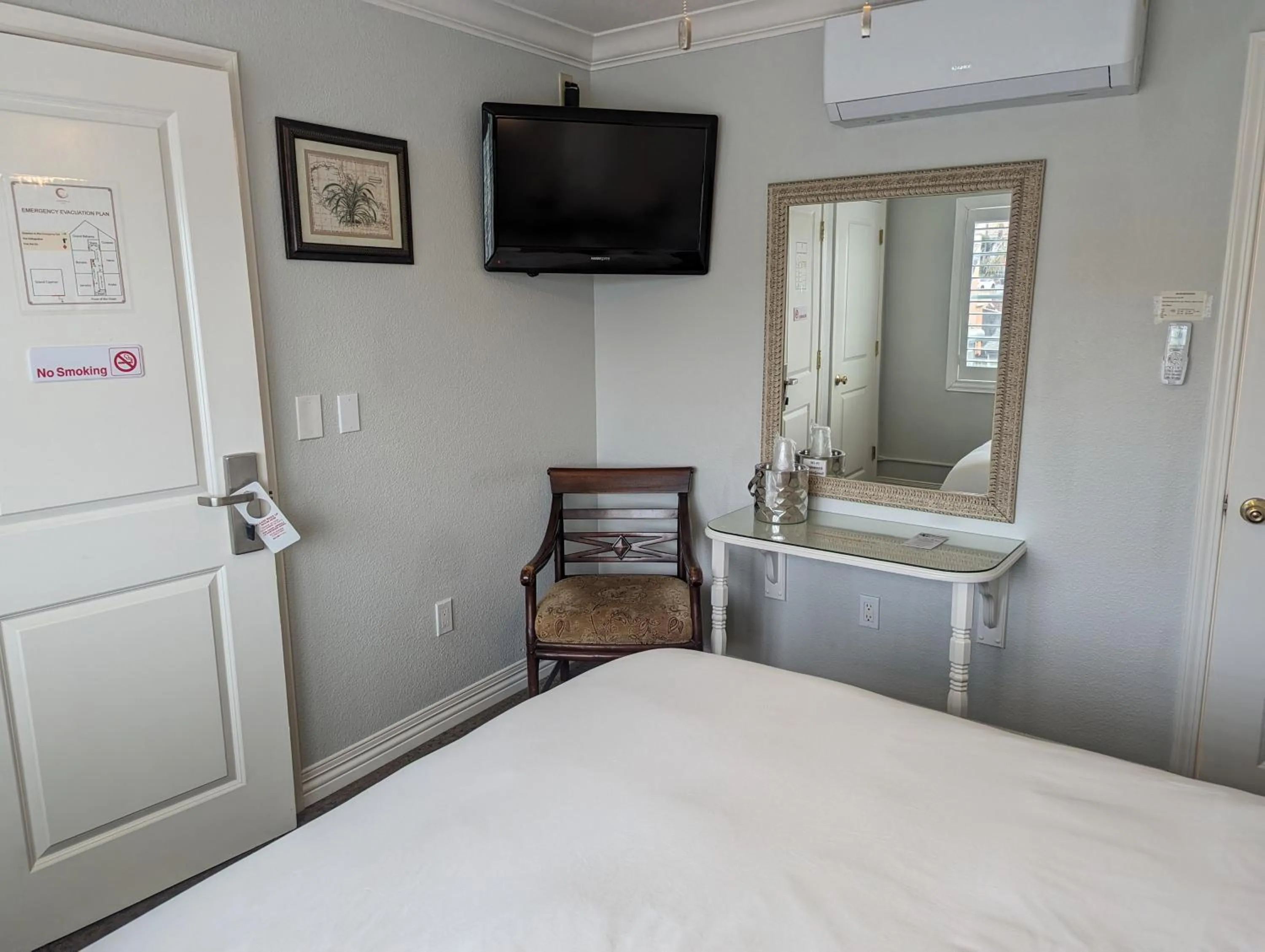 Bed in Capitola Hotel