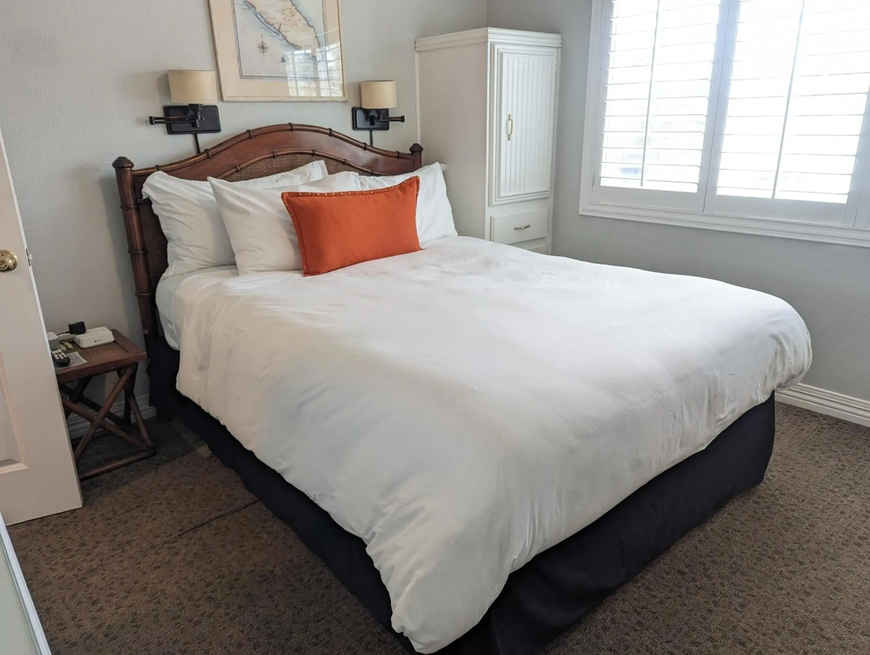 Deluxe Queen Room in Capitola Hotel Deluxe Queen Room in Capitola Hotel