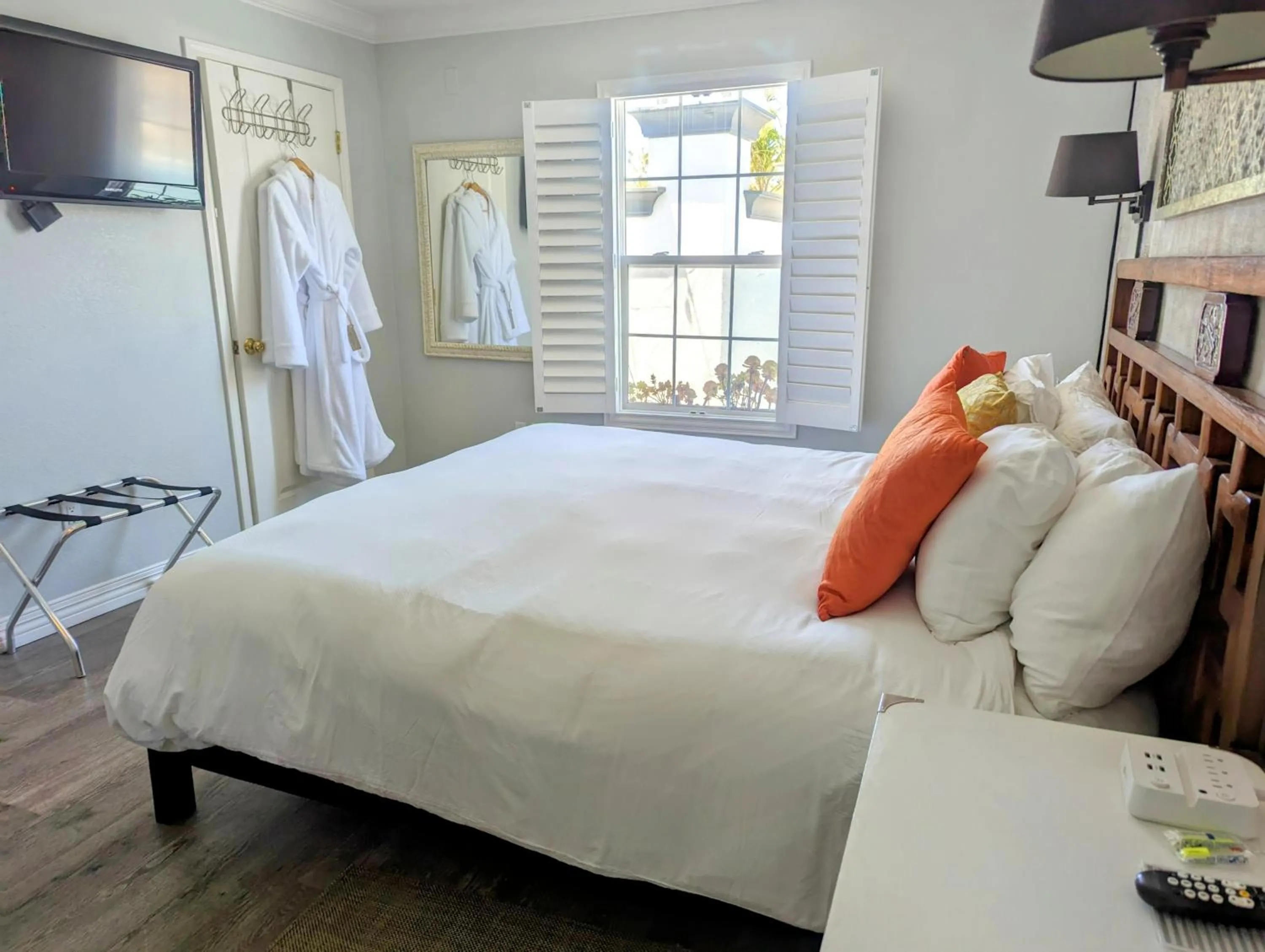 Bedroom, Bed in Capitola Hotel