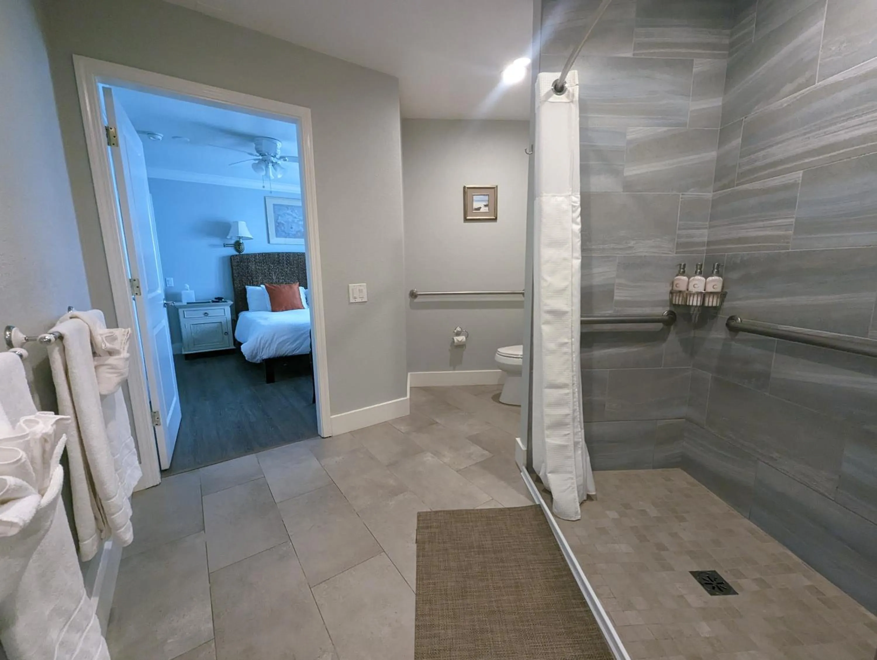 Bathroom, Bed in Capitola Hotel