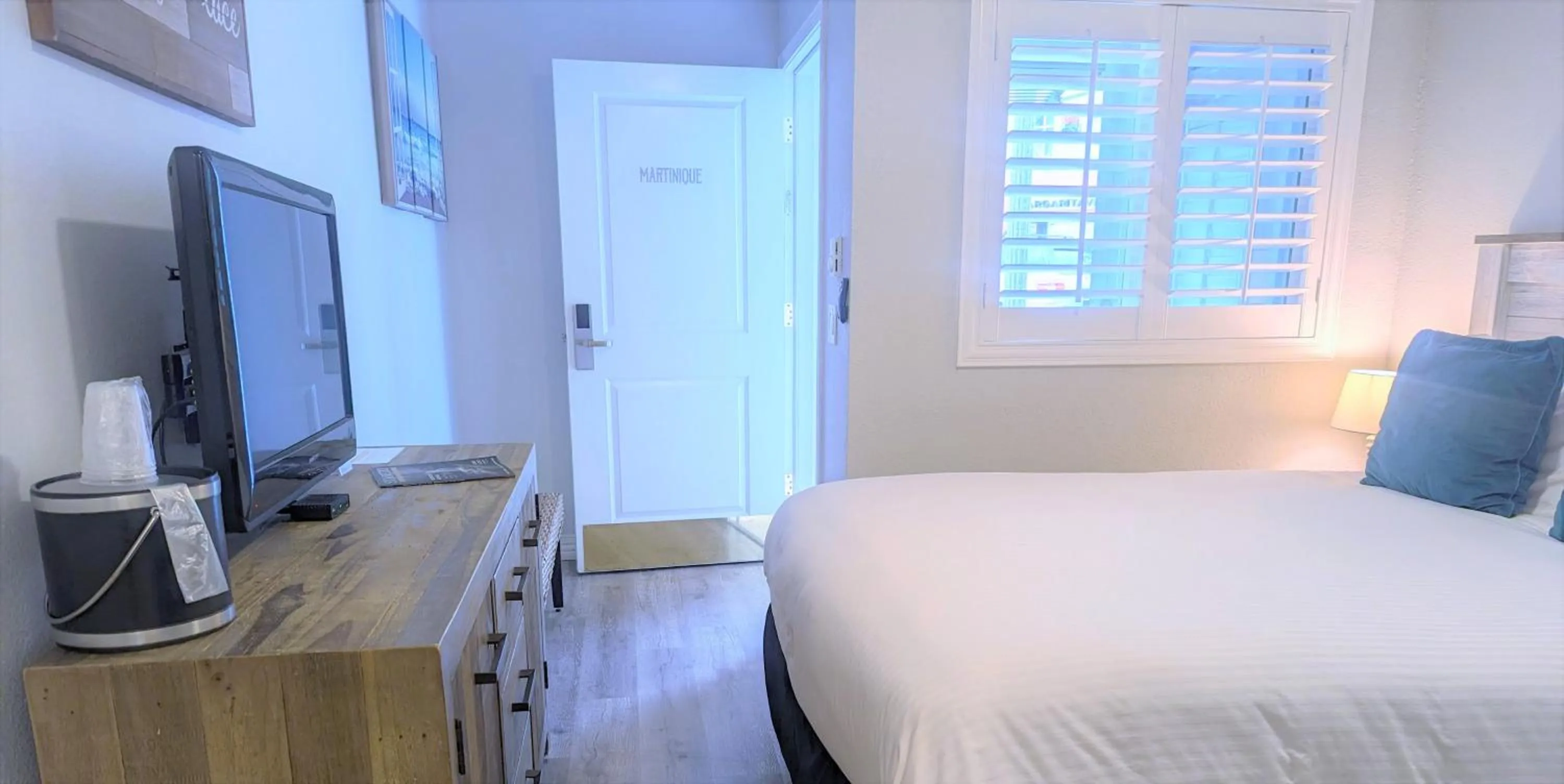 Bedroom, Bed in Capitola Hotel