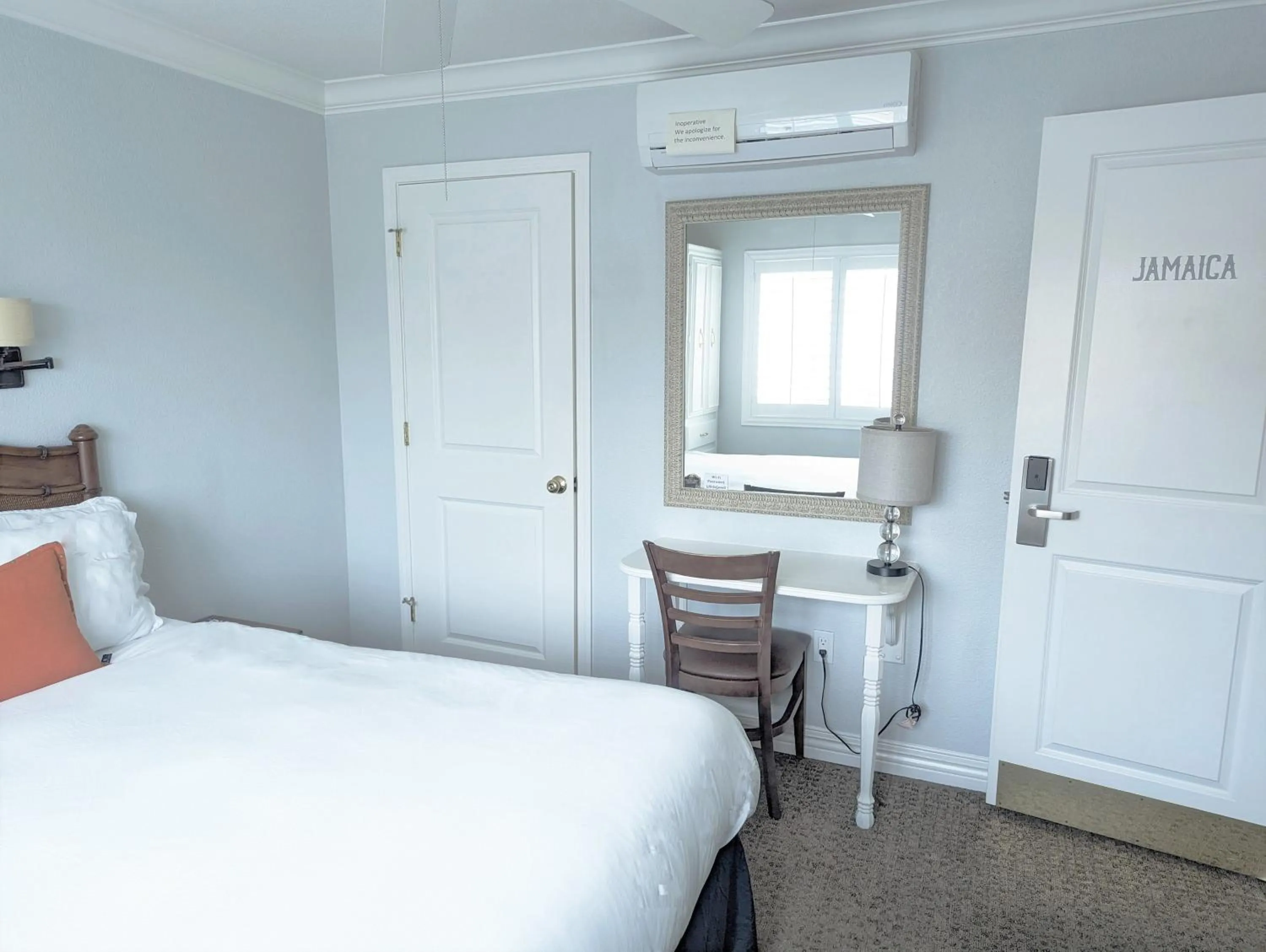 Bedroom, Bed in Capitola Hotel