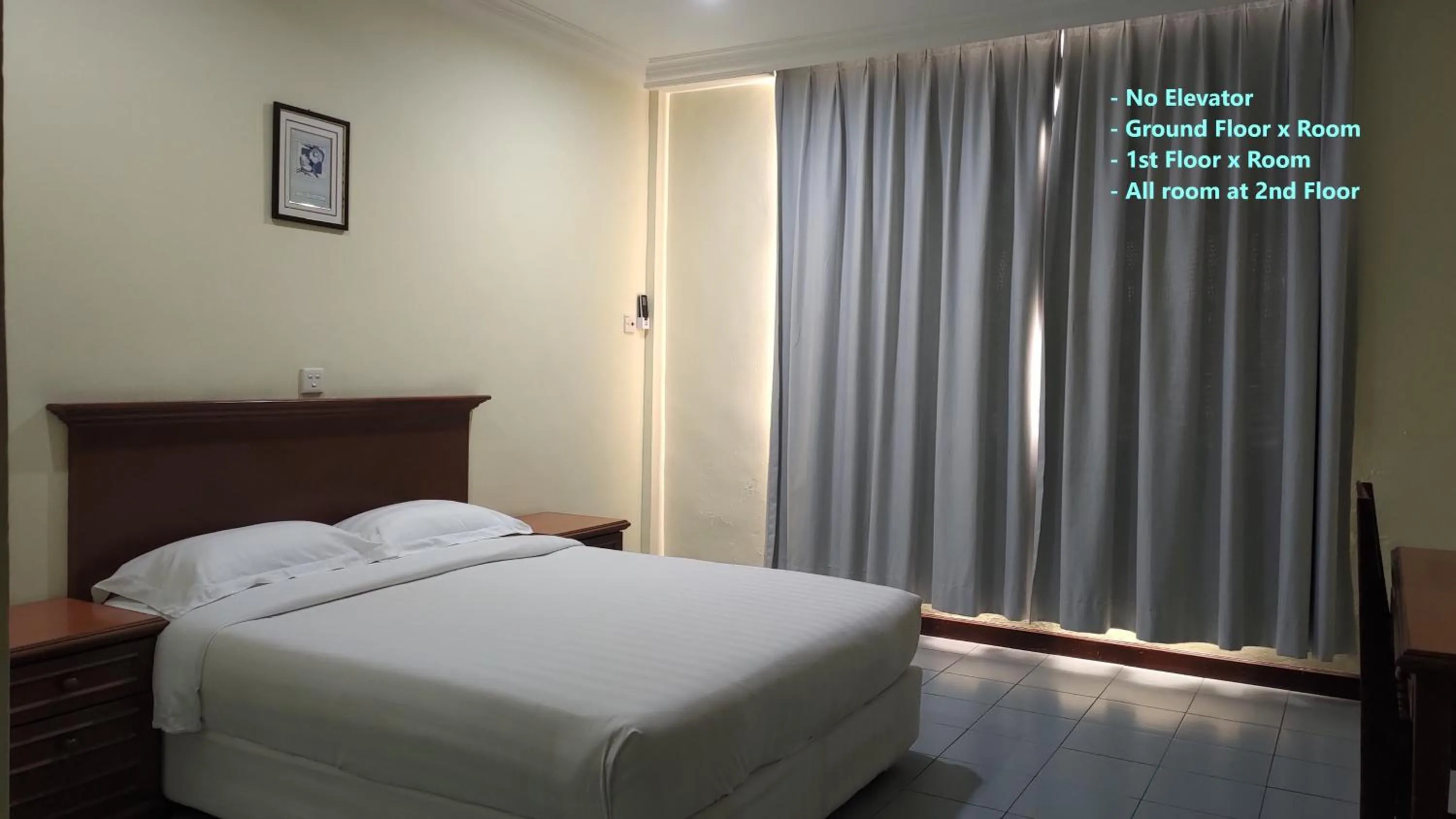 Bathroom, Bed in The Upper Deck Hotel