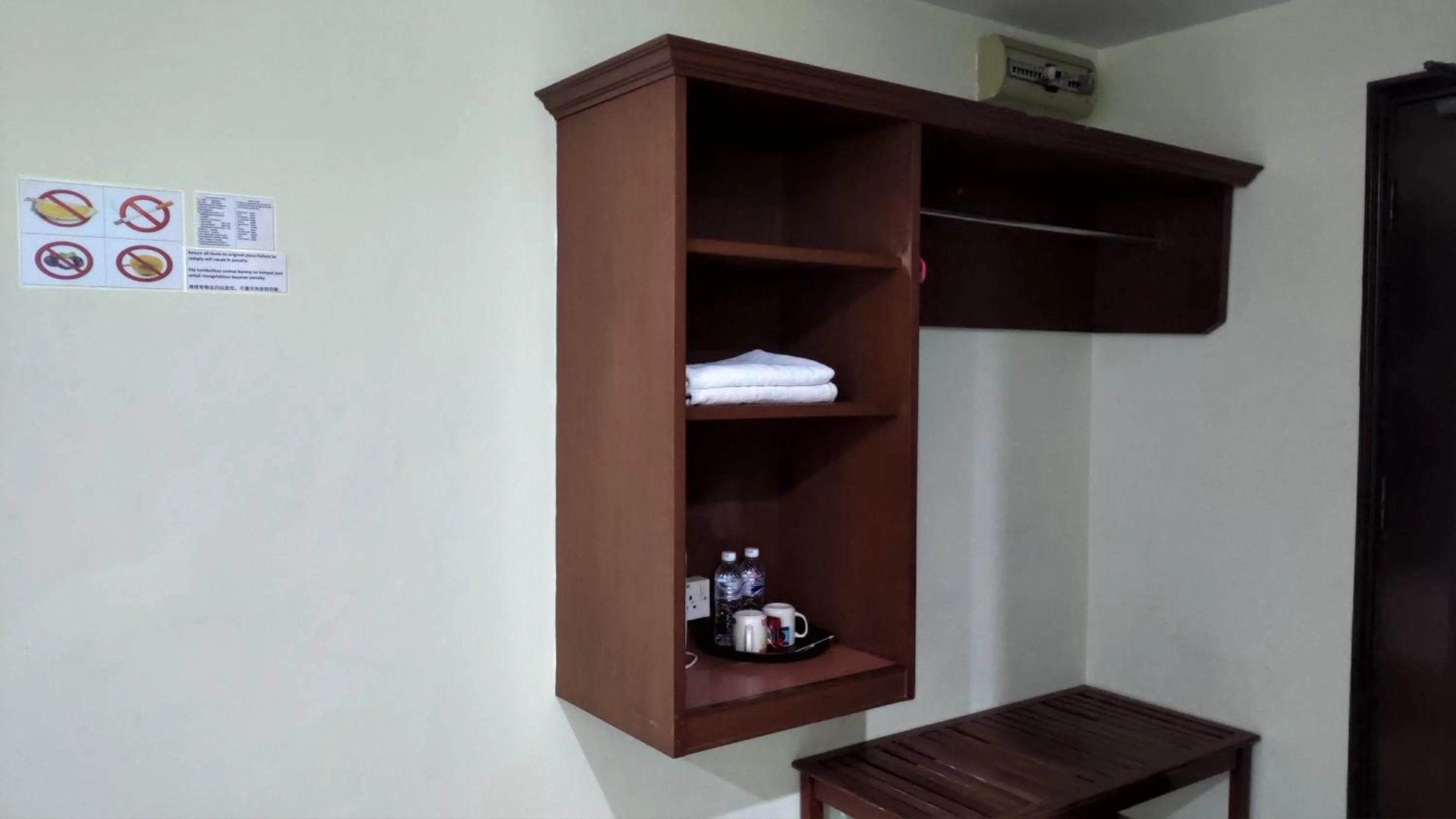 The Upper Deck Hotel