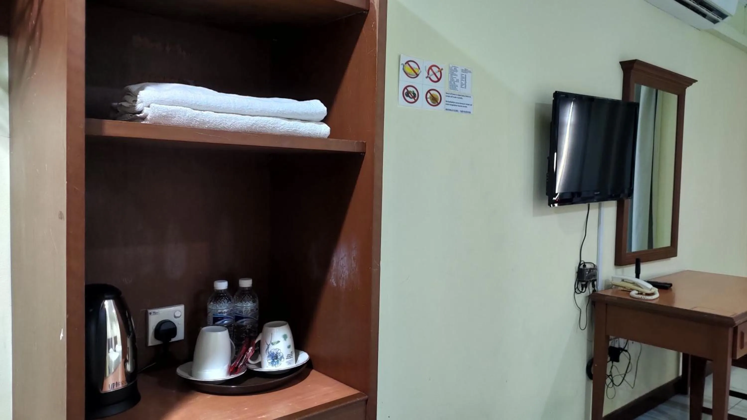 The Upper Deck Hotel