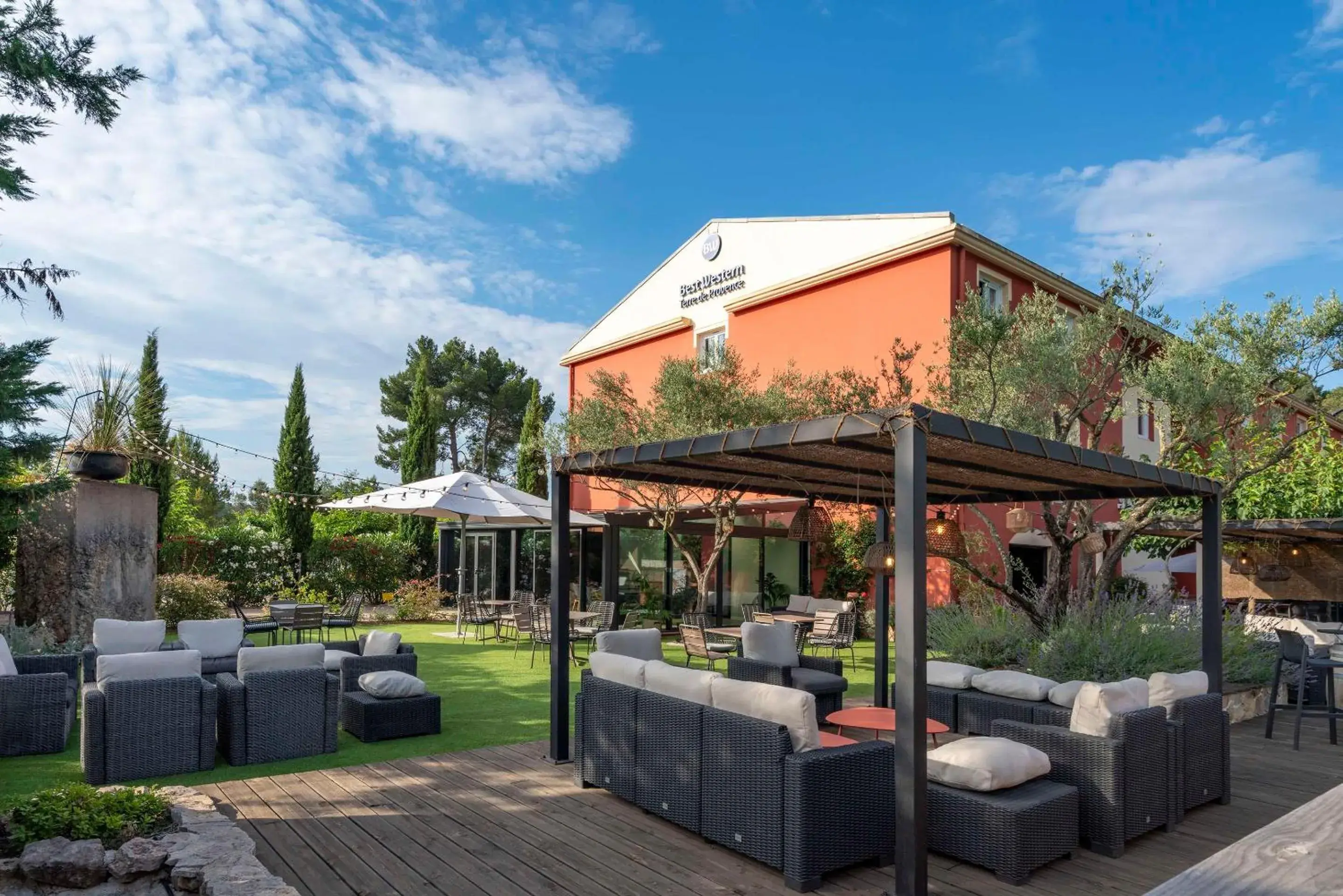 Property building in Best Western Terre de Provence Property building in Best Western Terre de Provence