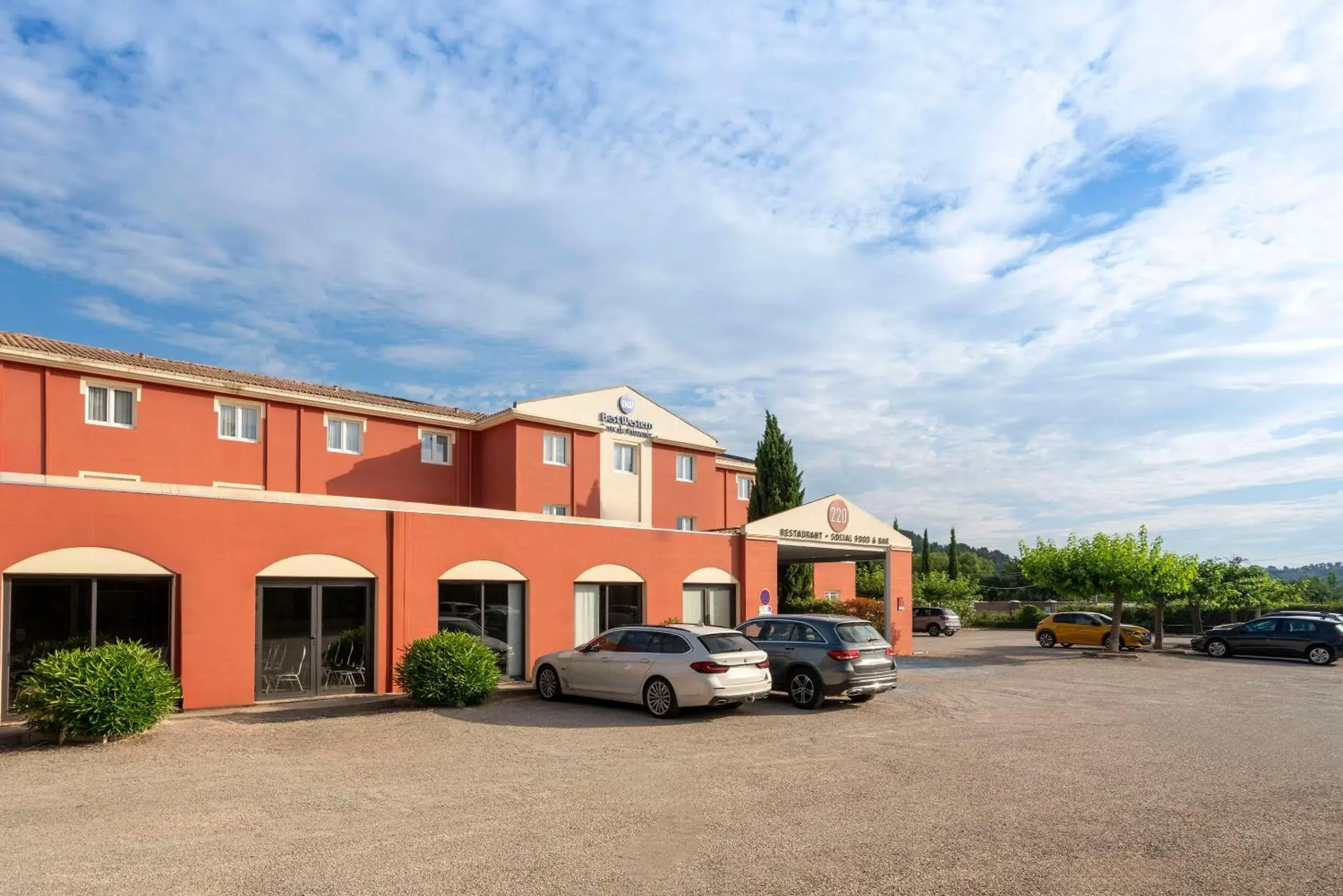 Property building in Best Western Terre de Provence Property building in Best Western Terre de Provence