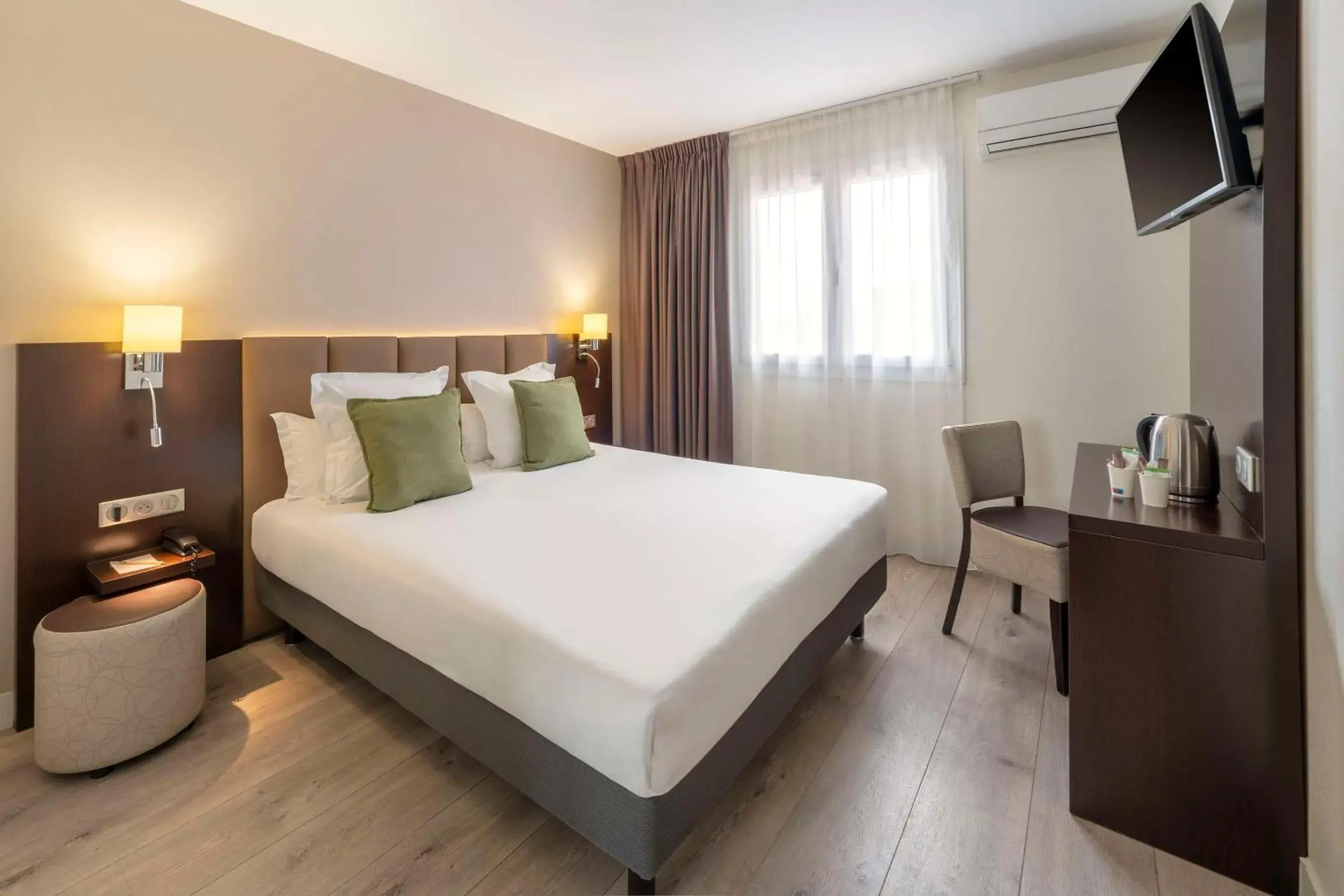 Photo of the whole room, Bed in Best Western Terre de Provence Photo of the whole room, Bed in Best Western Terre de Provence