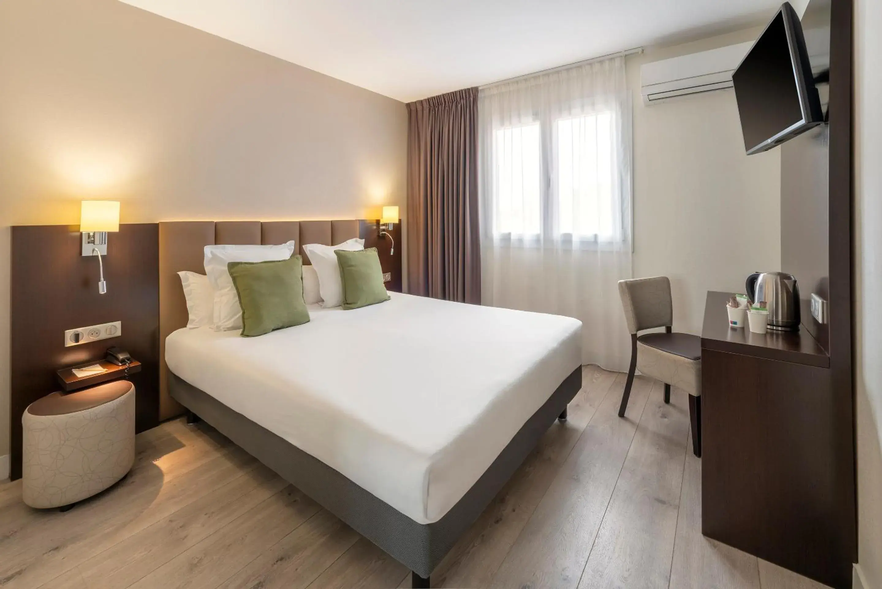 Classic Queen Room - Non-Smoking in Best Western Terre de Provence Classic Queen Room - Non-Smoking in Best Western Terre de Provence