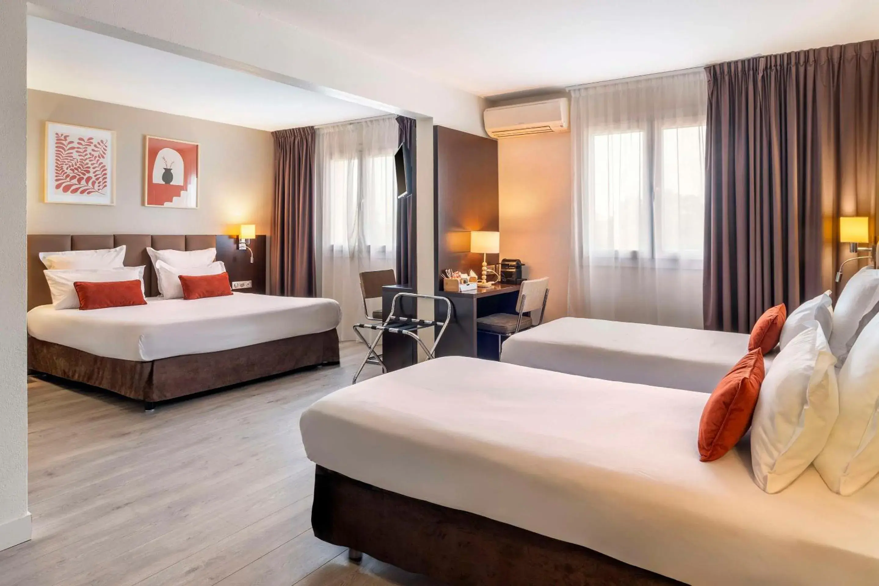 Photo of the whole room, Bed in Best Western Terre de Provence Photo of the whole room, Bed in Best Western Terre de Provence