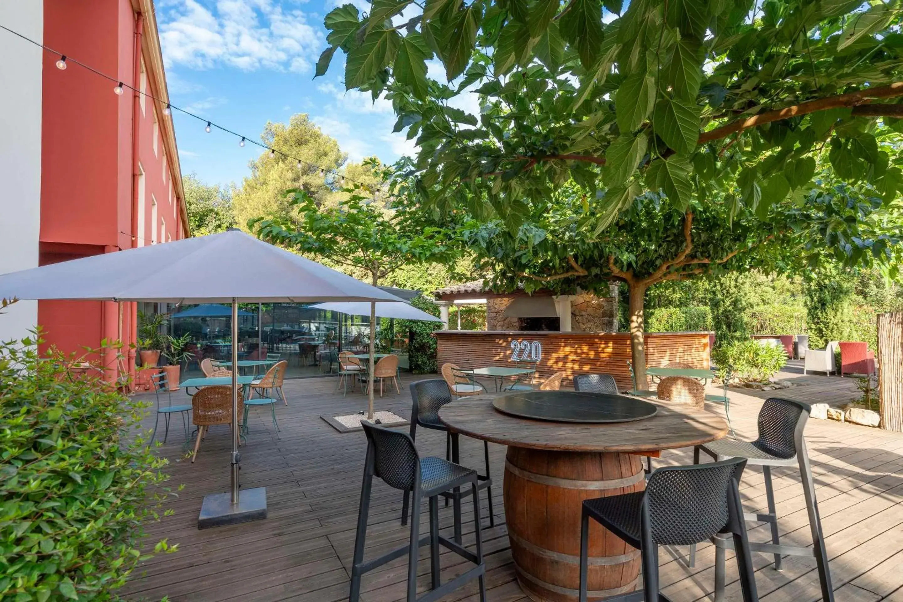 Property building in Best Western Terre de Provence Property building in Best Western Terre de Provence