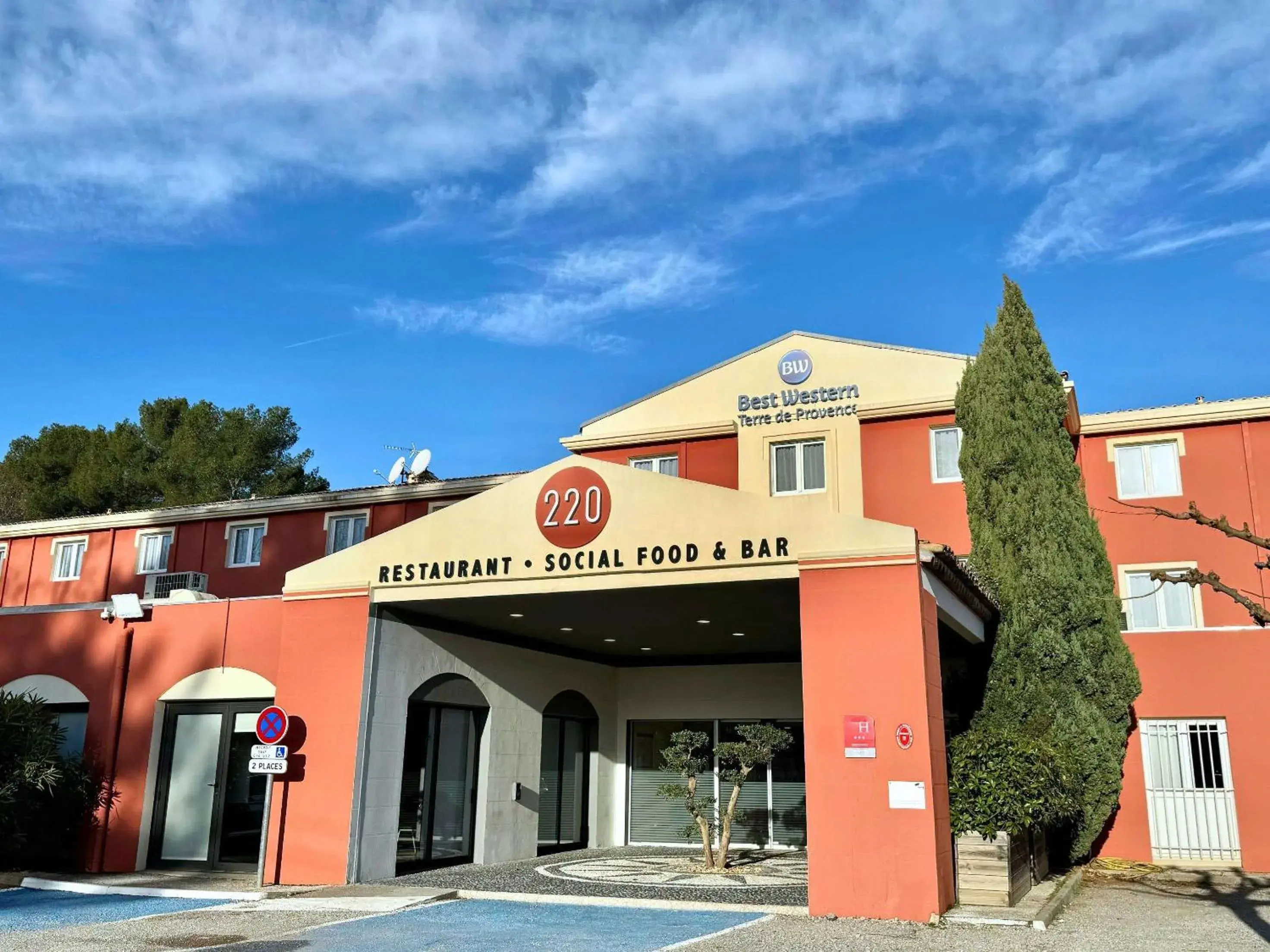 Property building in Best Western Terre de Provence Property building in Best Western Terre de Provence