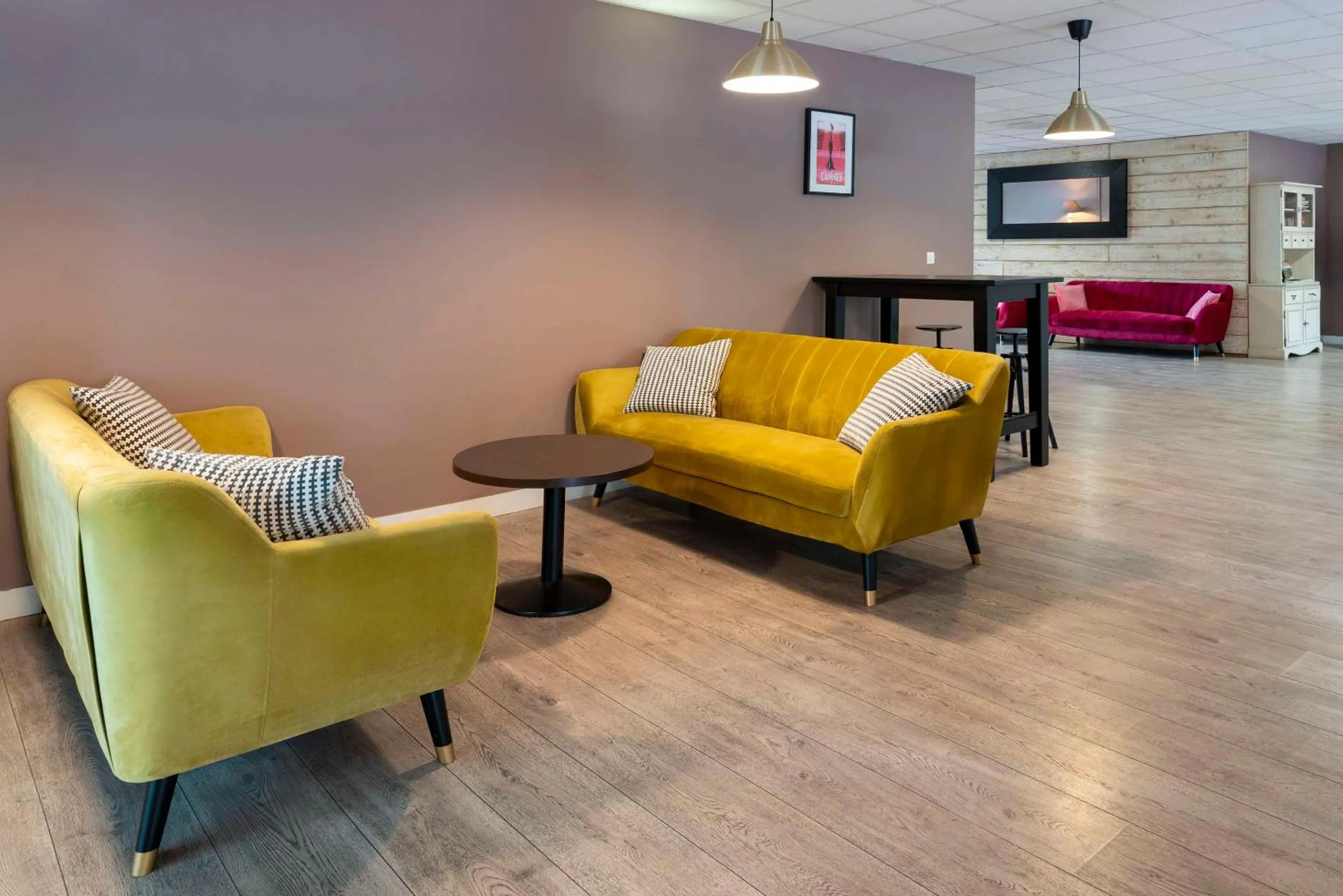 Lounge or bar in Best Western Terre de Provence