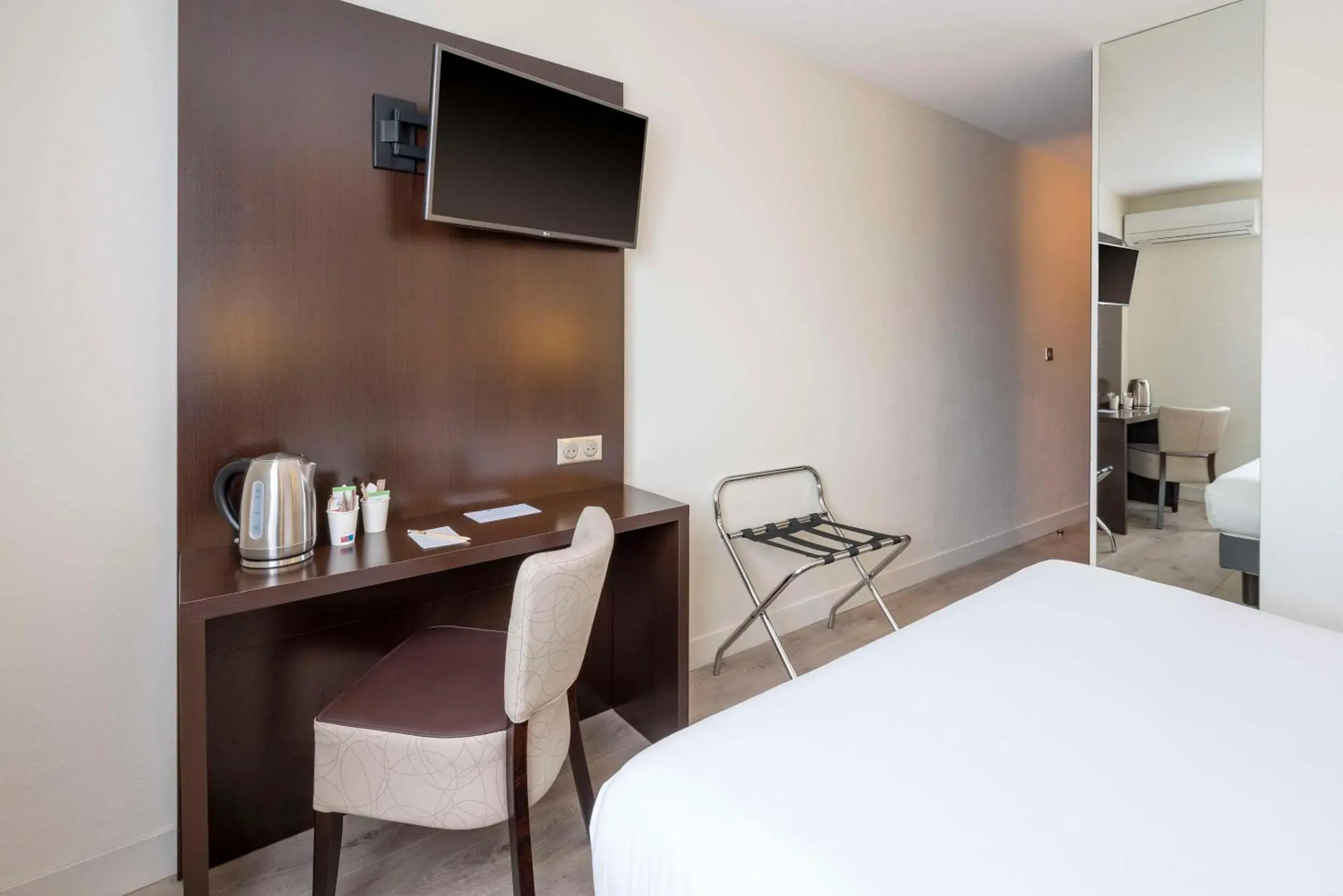 Photo of the whole room, Bed in Best Western Terre de Provence Photo of the whole room, Bed in Best Western Terre de Provence