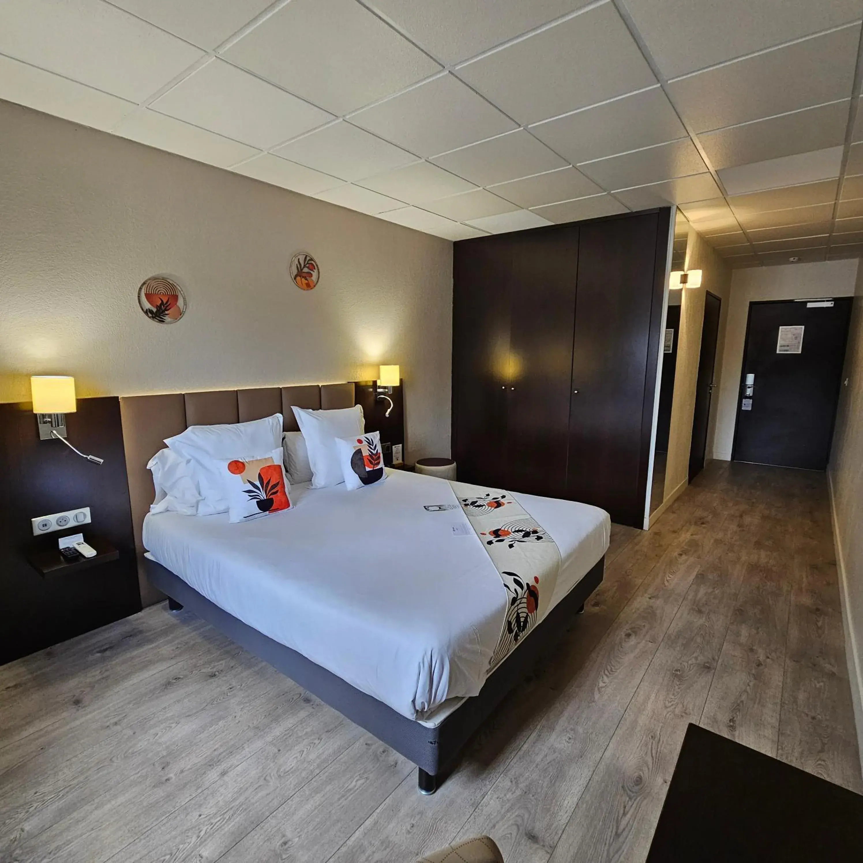 Classic Queen Room with Roll-In Shower - Disability Access/Non-Smoking in Best Western Terre de Provence Classic Queen Room with Roll-In Shower - Disability Access/Non-Smoking in Best Western Terre de Provence