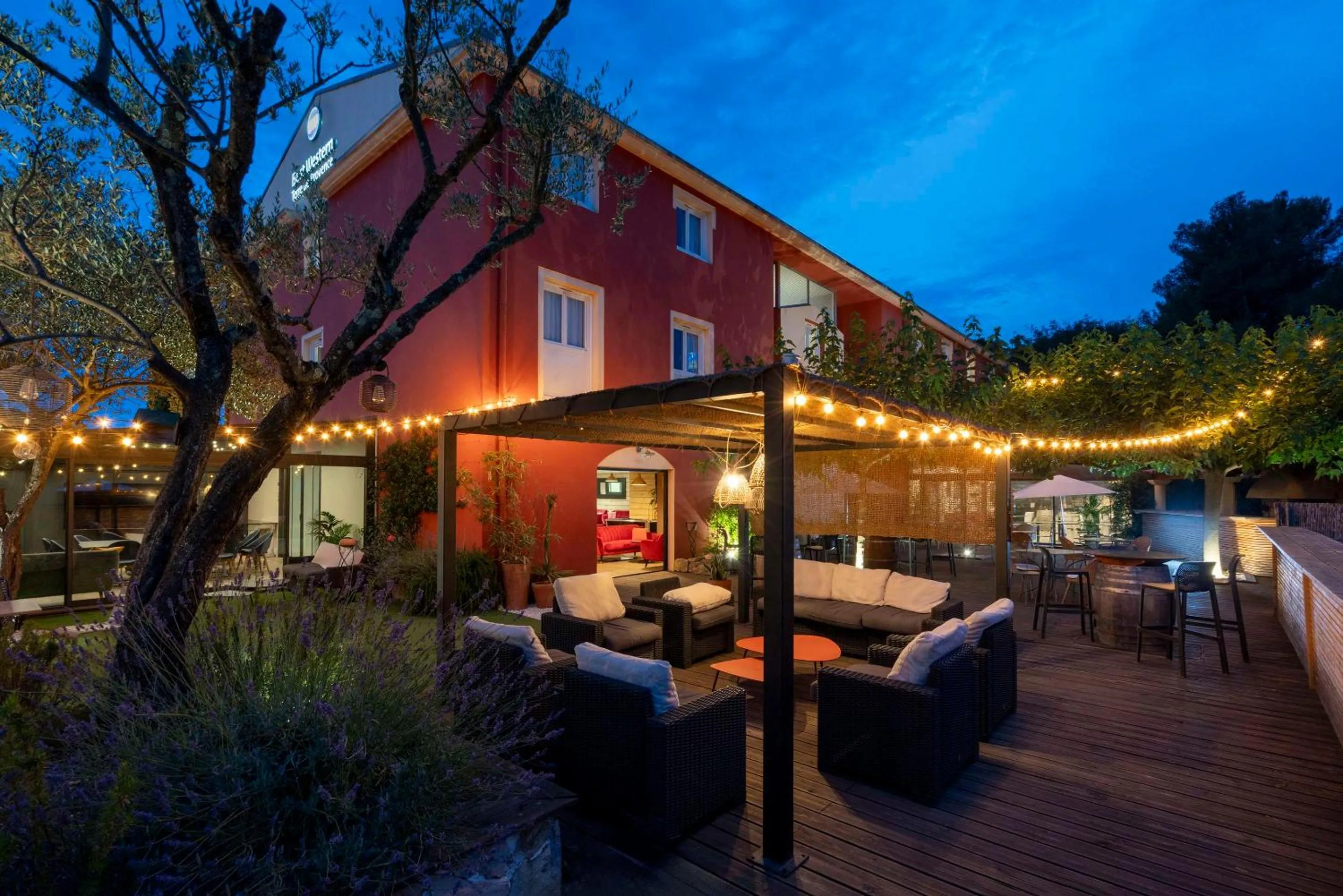 Property building in Best Western Terre de Provence