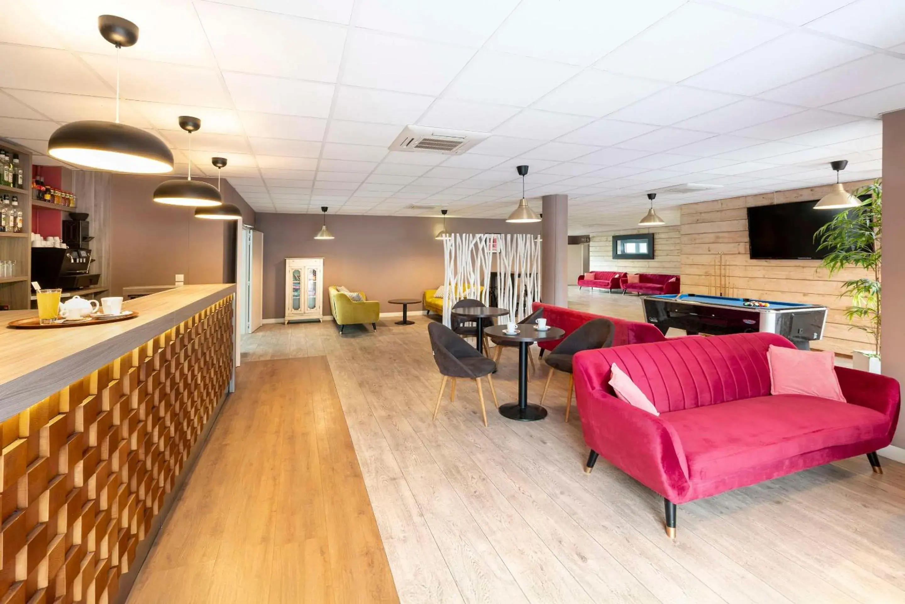 Lounge or bar in Best Western Terre de Provence Lounge or bar in Best Western Terre de Provence