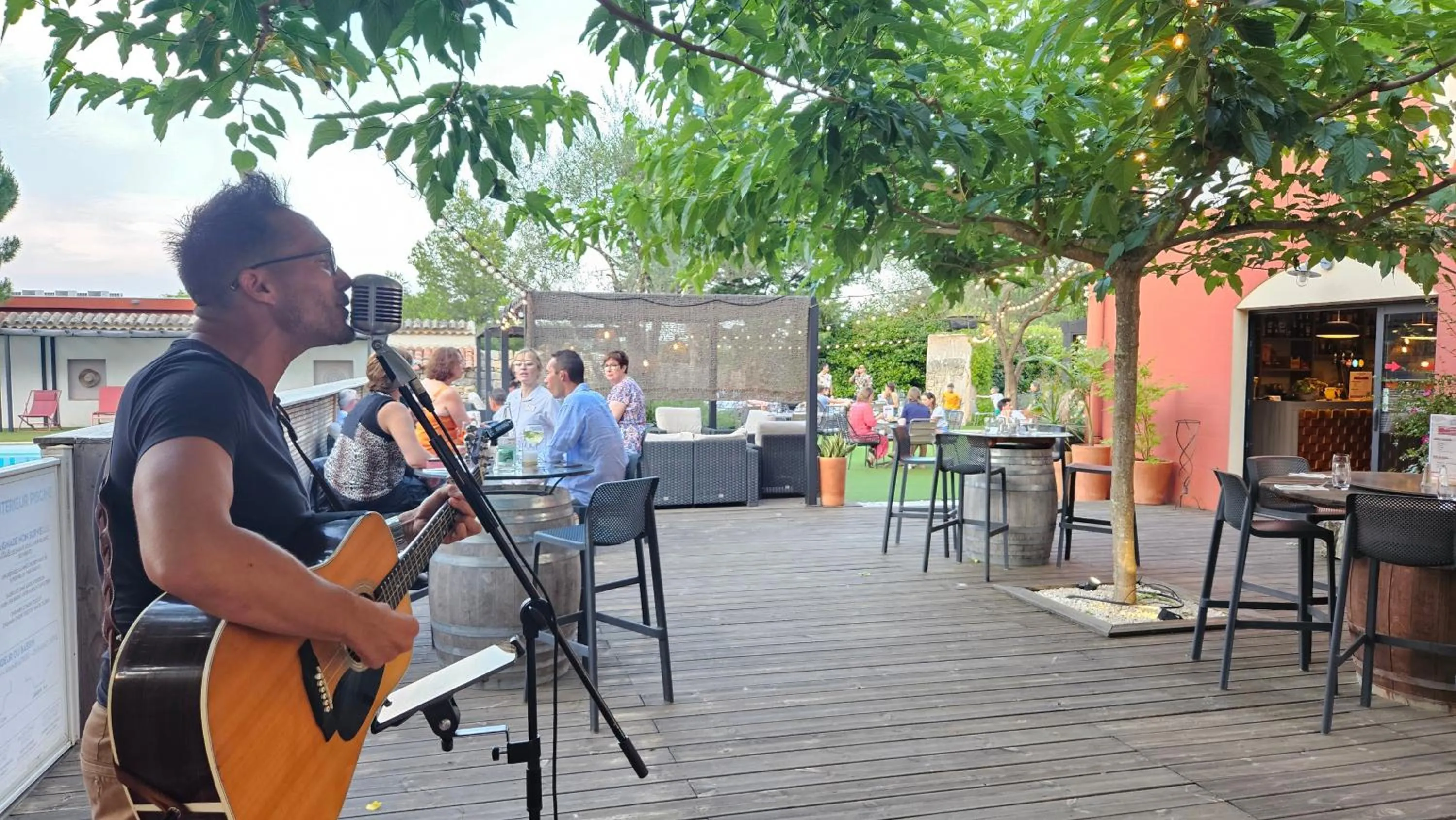Evening entertainment in Best Western Terre de Provence