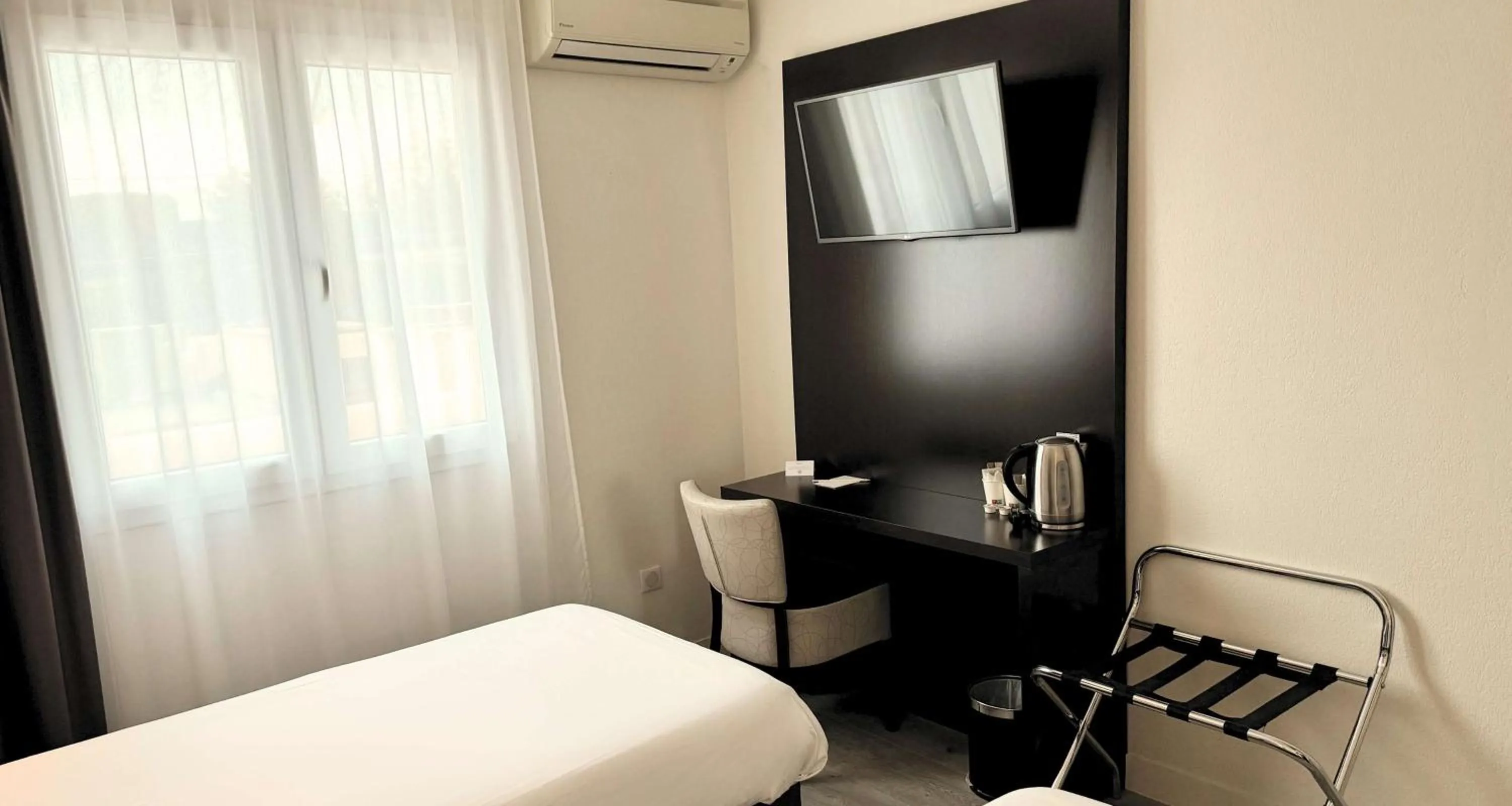 Photo of the whole room, Bed in Best Western Terre de Provence