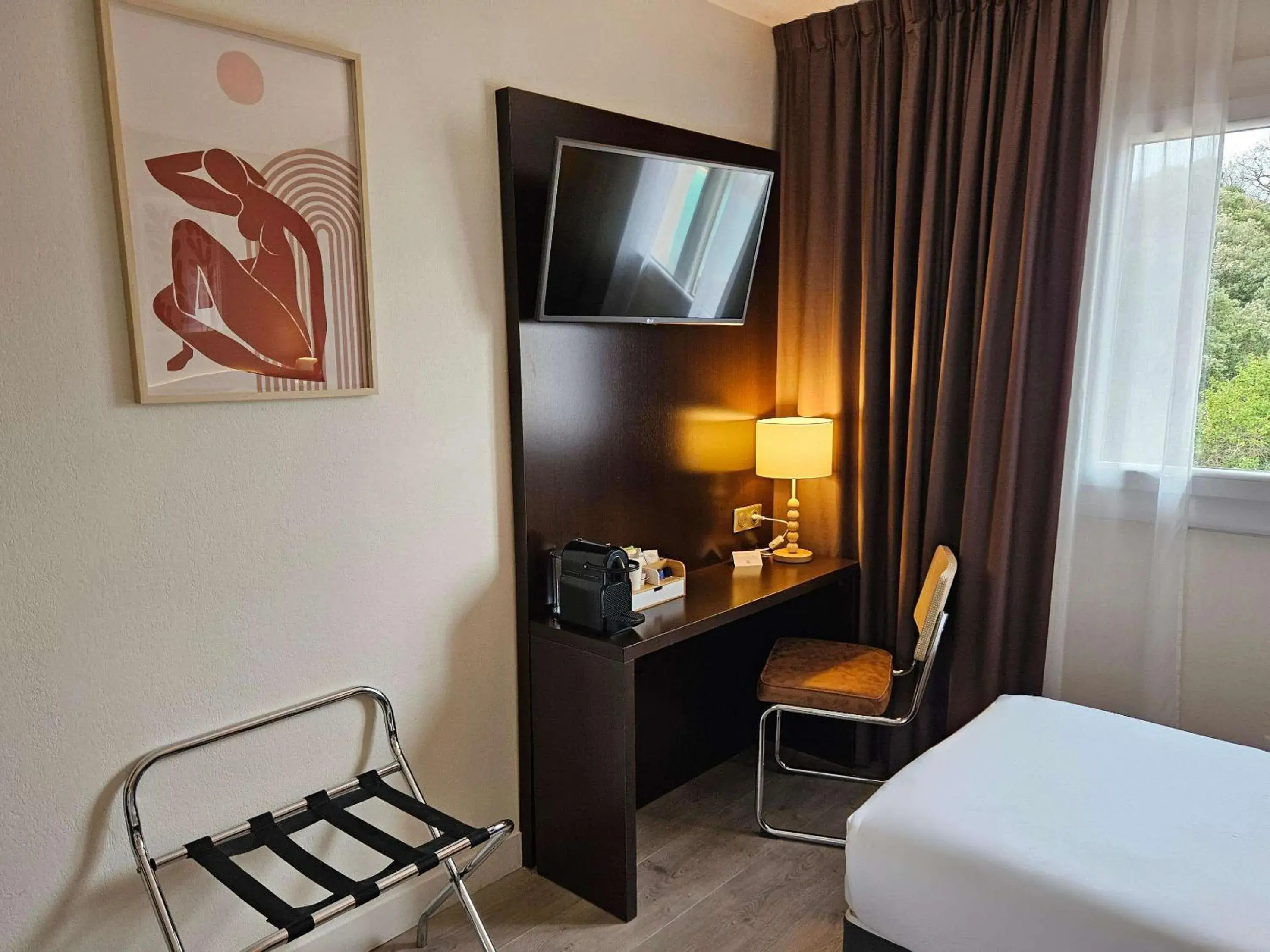 Photo of the whole room, Bed in Best Western Terre de Provence Photo of the whole room, Bed in Best Western Terre de Provence