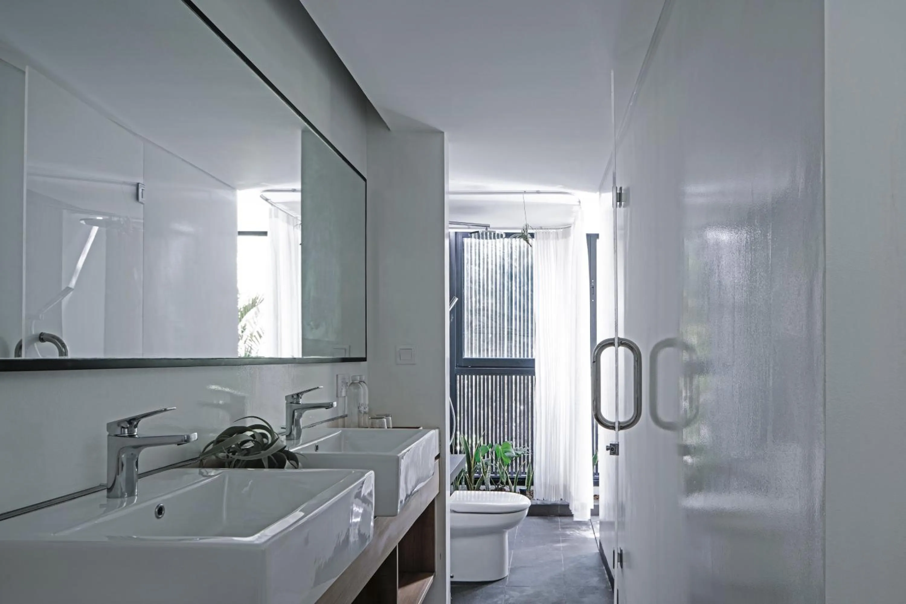 Toilet in Lloyd's Inn Bali