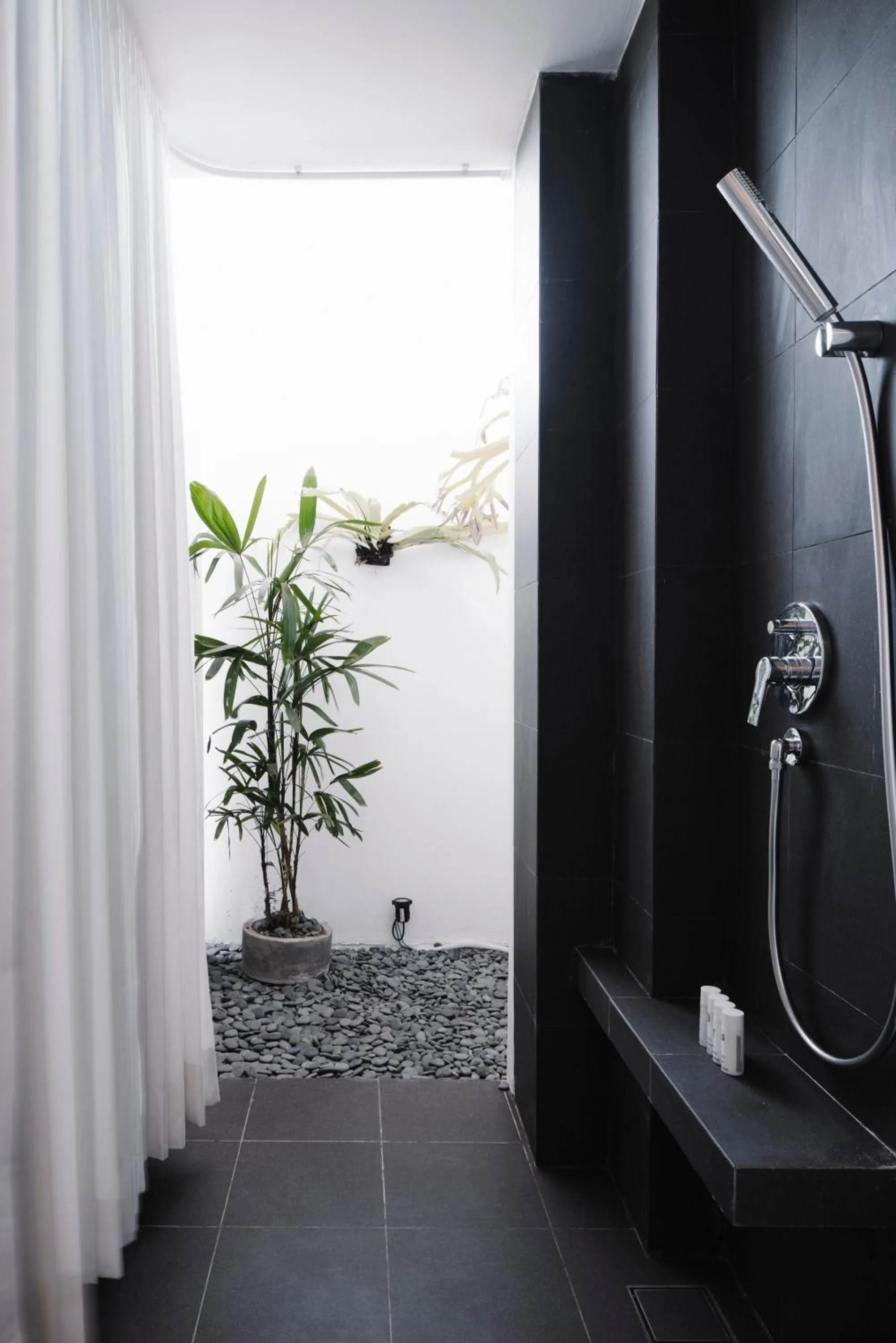 Toilet in Lloyd's Inn Bali