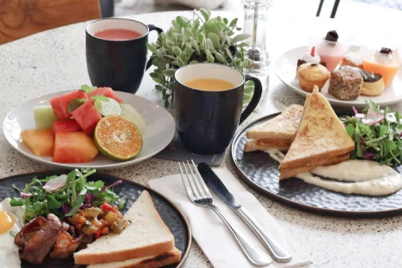 Restaurant/places to eat in Lloyd's Inn Bali