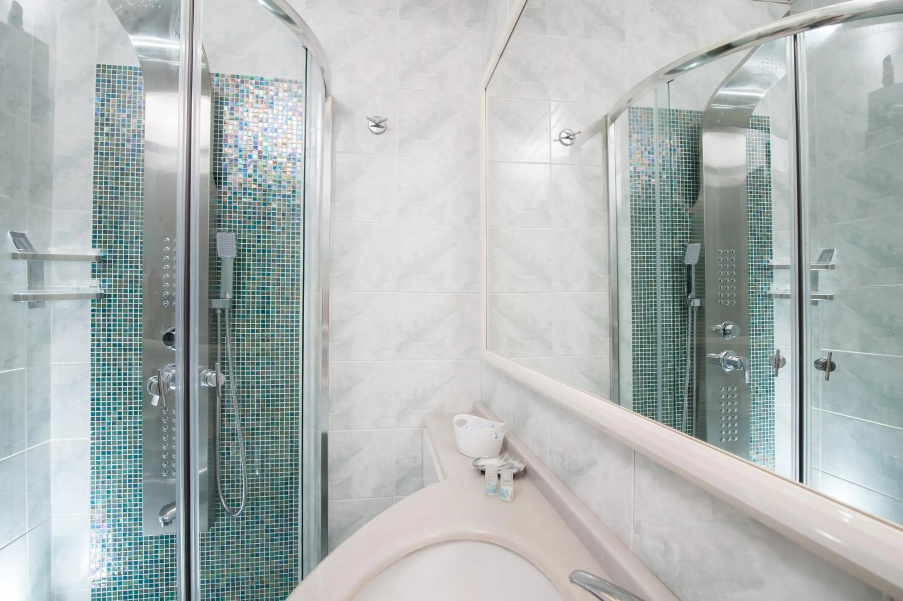 Shower in Hotel Majestic