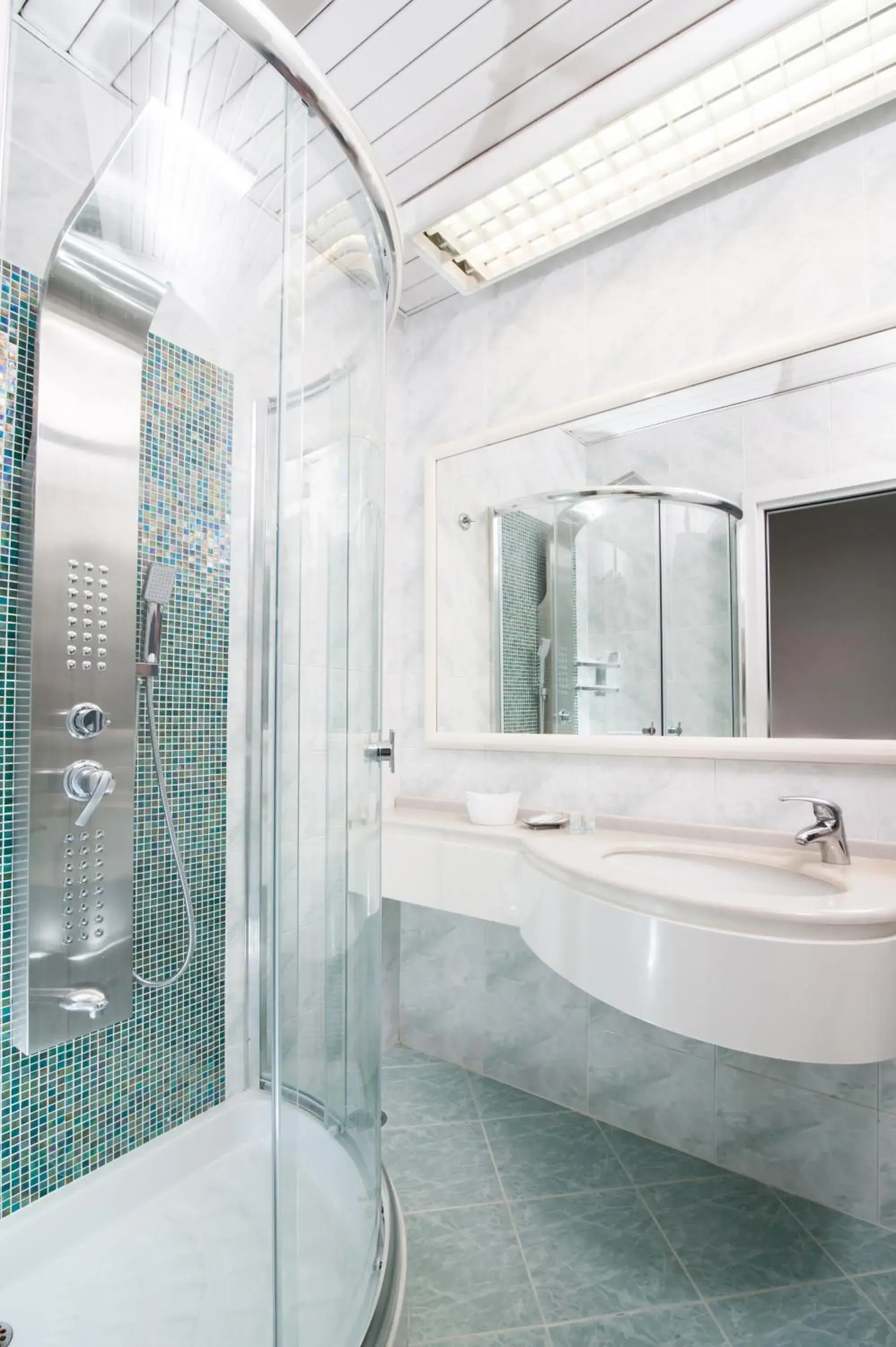 Shower, Bathroom in Hotel Majestic