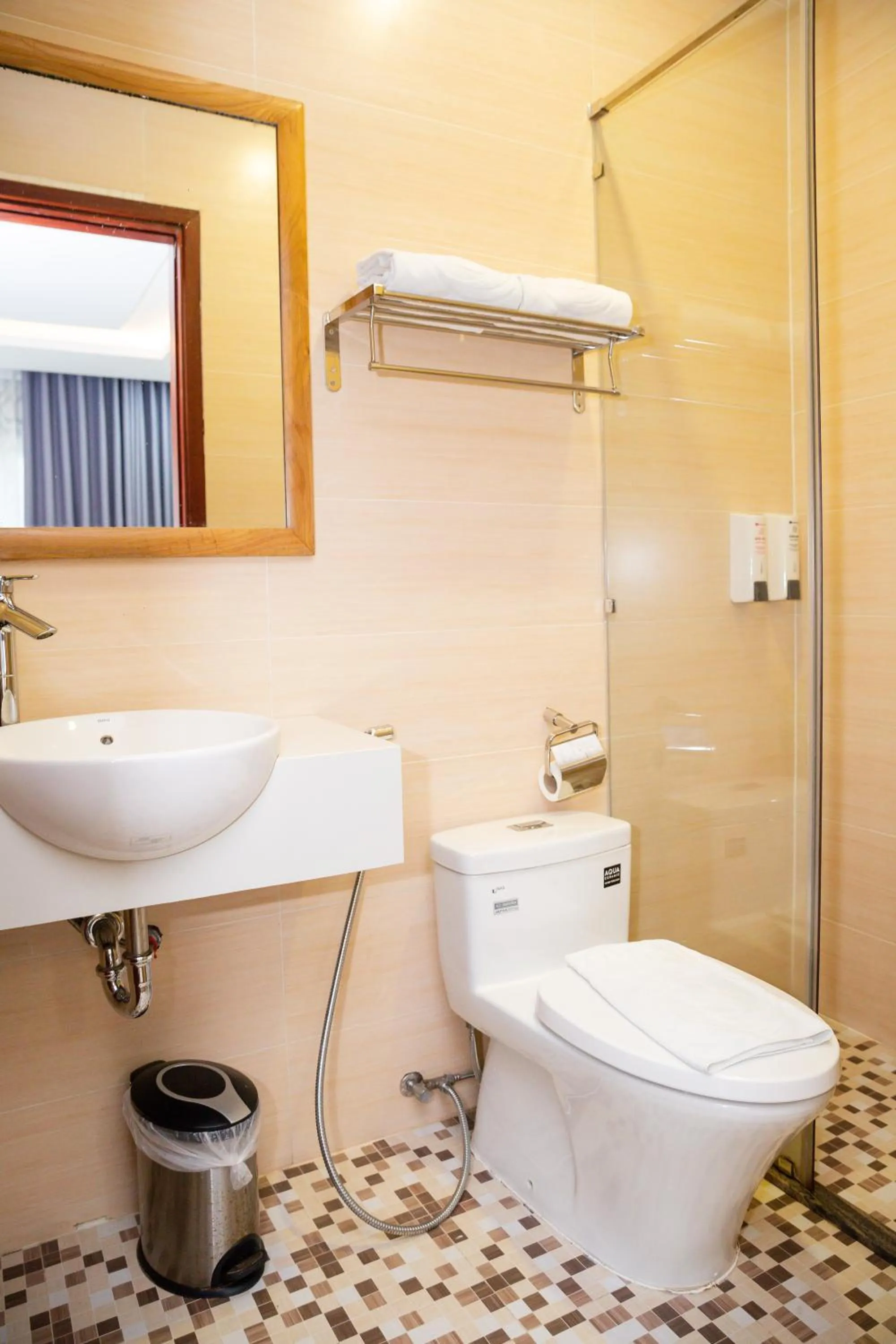 Shower in Silk Hotel near Tan Son Nhat Airport