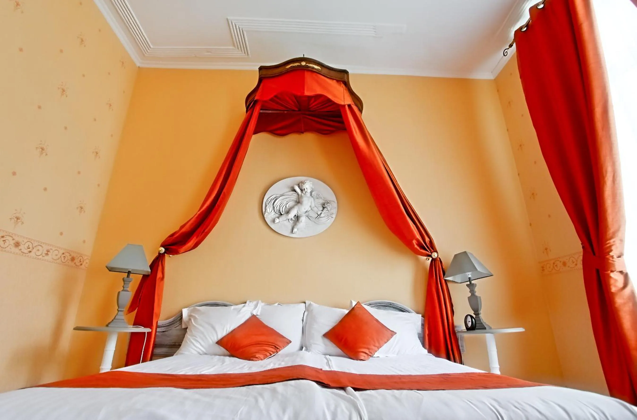 Bed in Château de Moulin-le-Comte