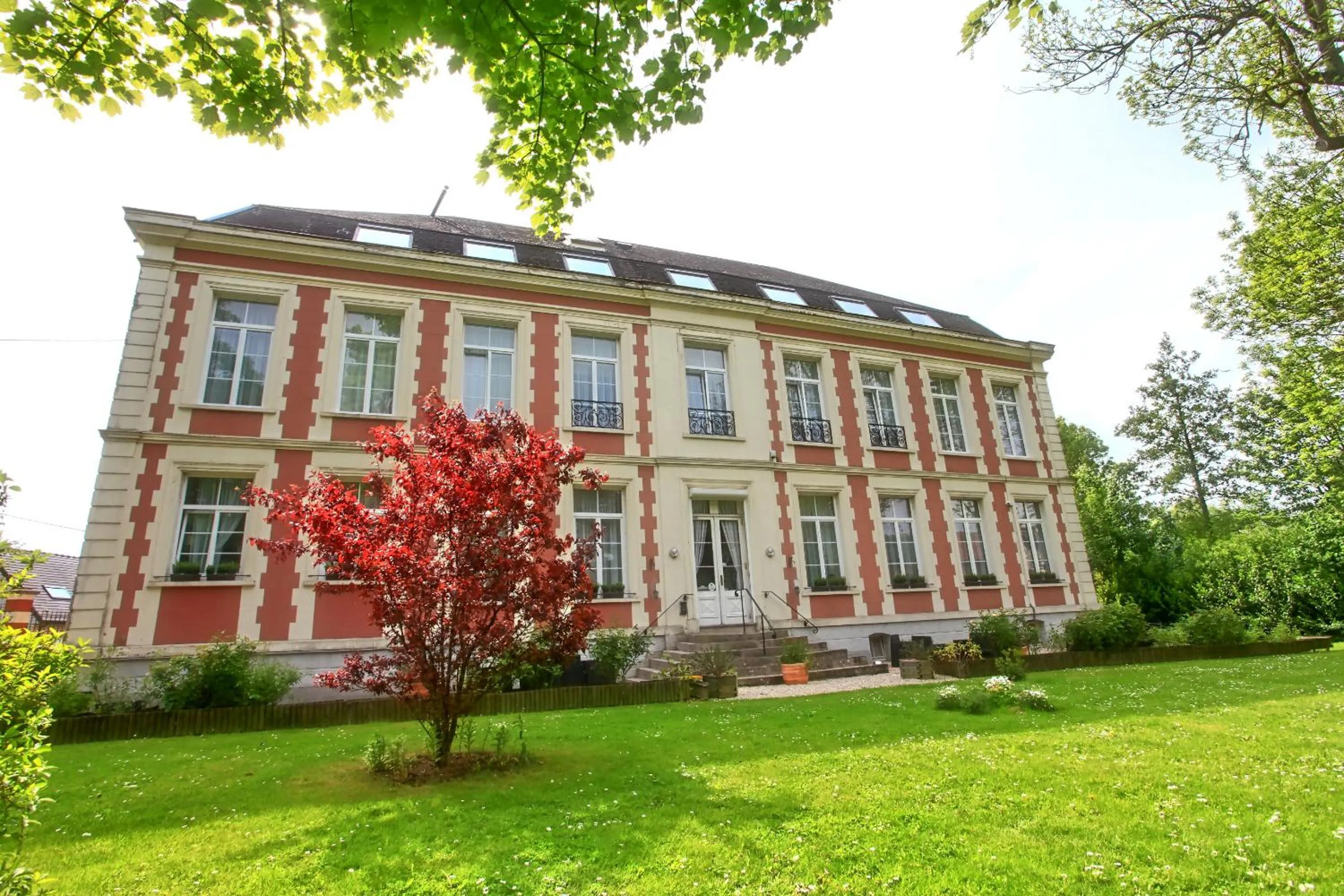 Property building in Château de Moulin-le-Comte