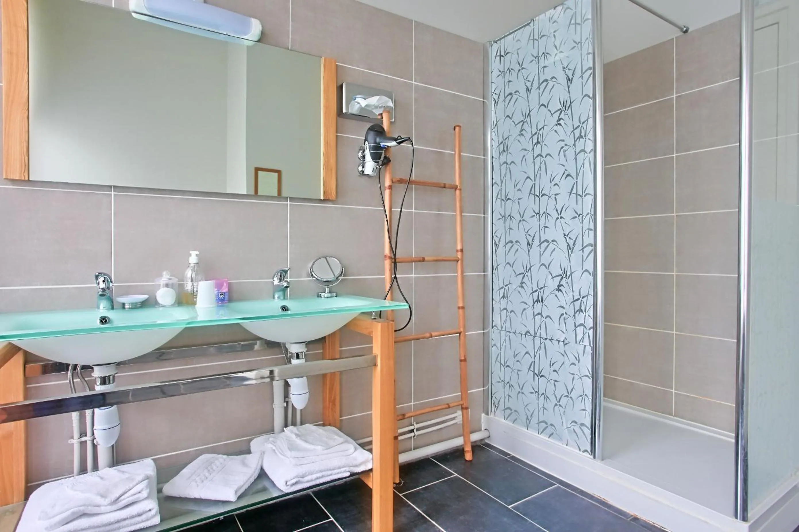 Shower in Château de Moulin-le-Comte