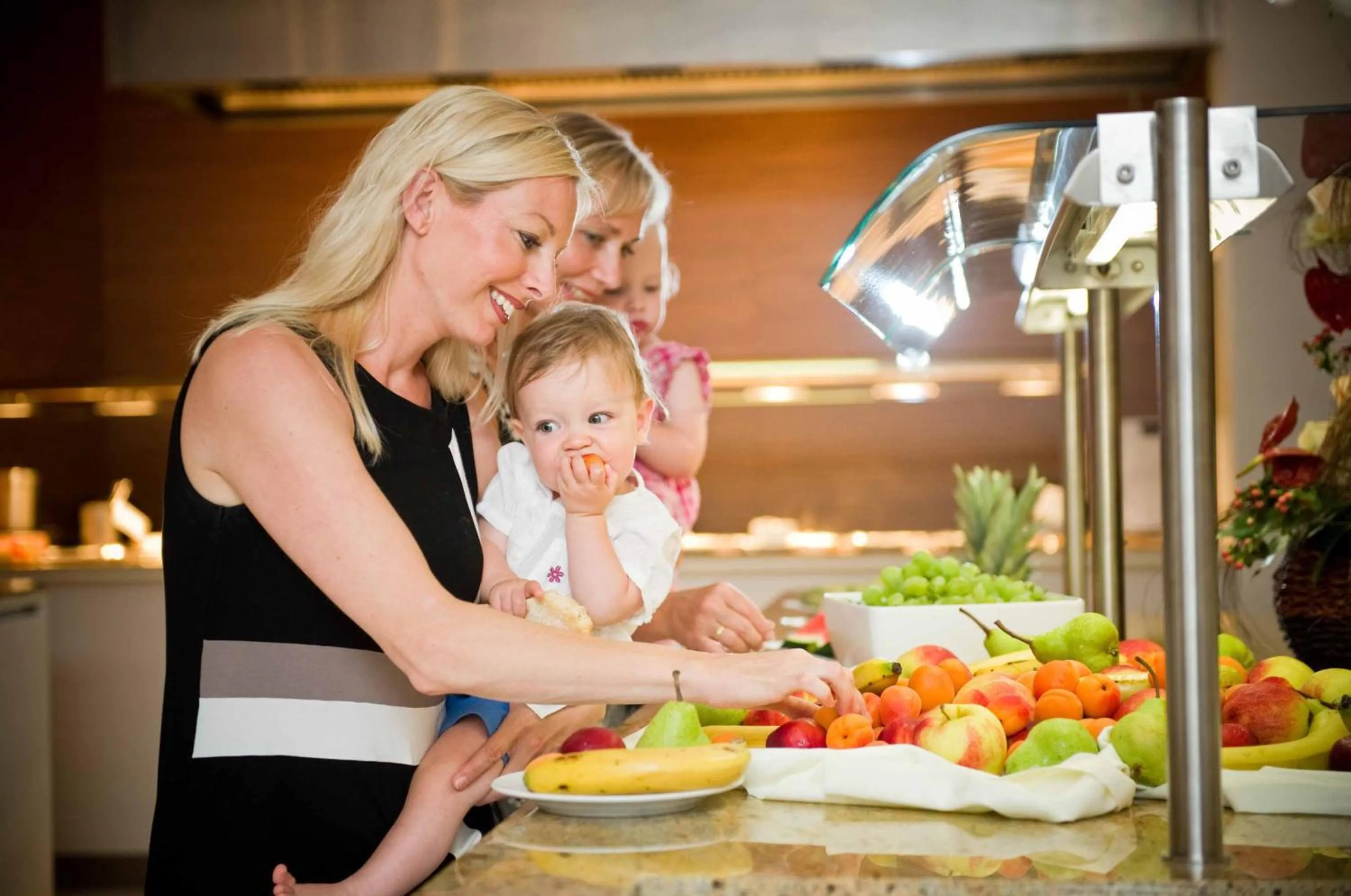 Buffet breakfast in Hotel Sonnenpark & Therme included - auch am An- & Abreisetag!