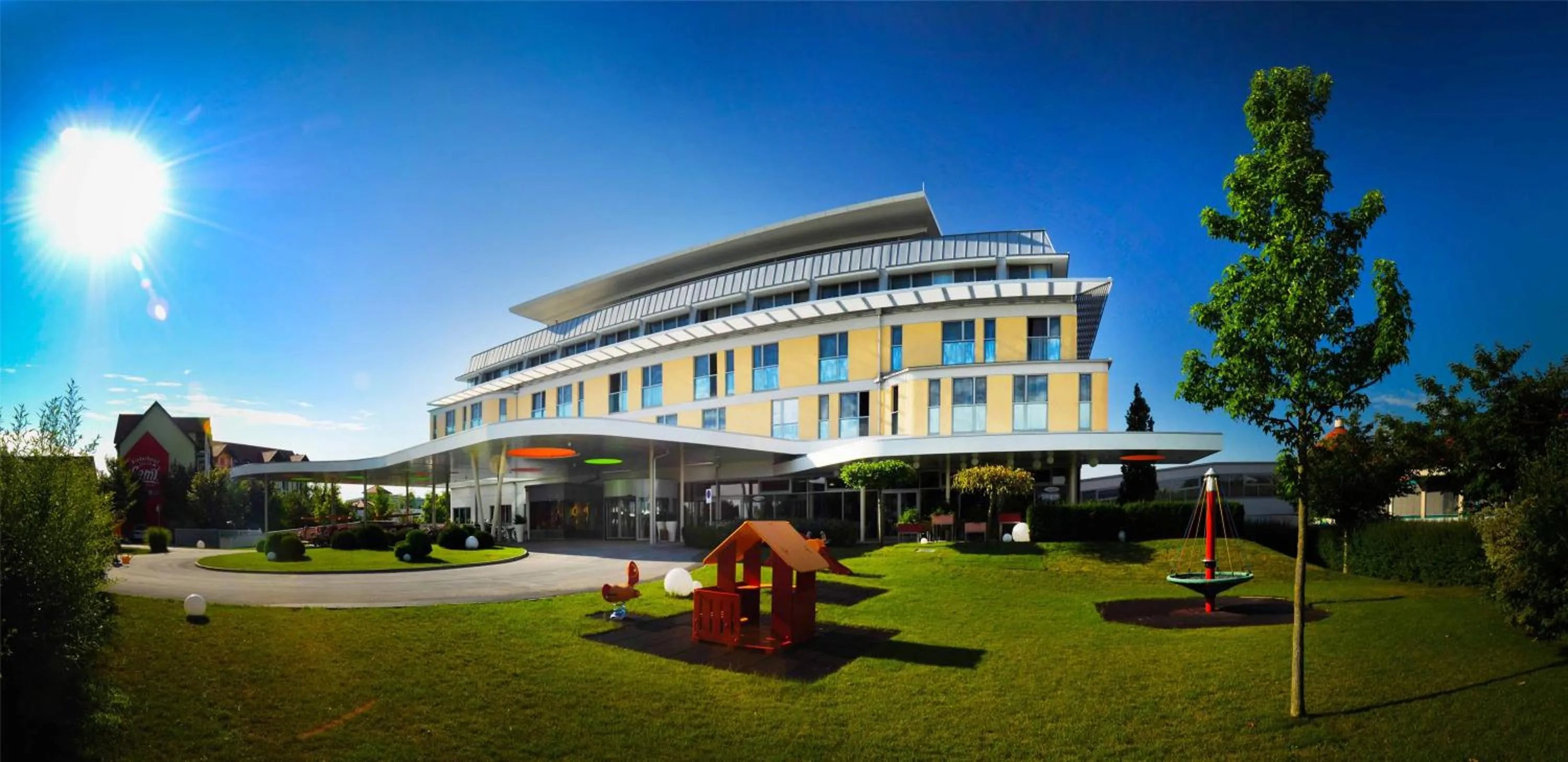 Facade/entrance in Hotel Sonnenpark & Therme included - auch am An- & Abreisetag!