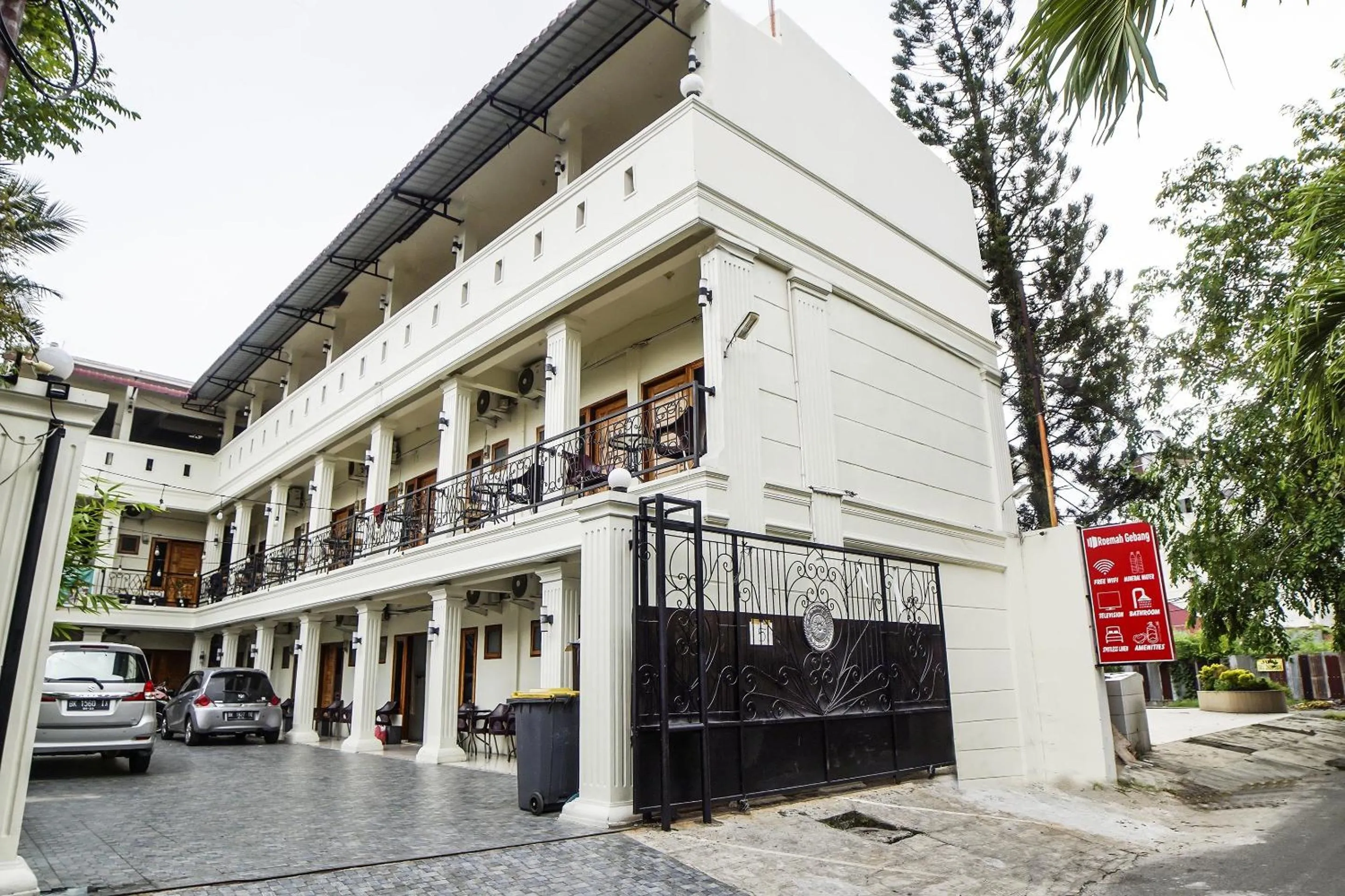 Facade/entrance in Hotel O Roemah Gebang