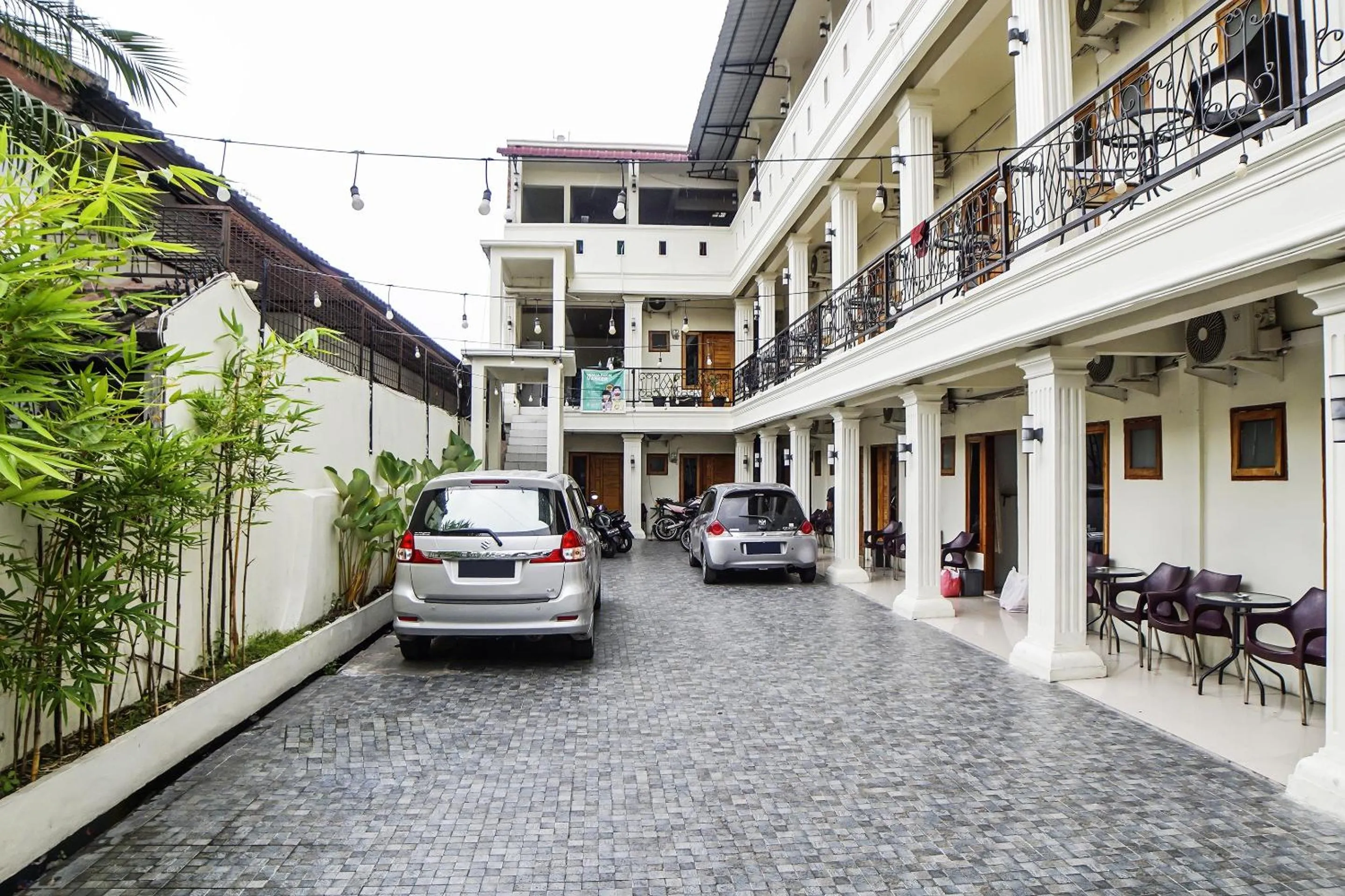 Facade/entrance in Hotel O Roemah Gebang