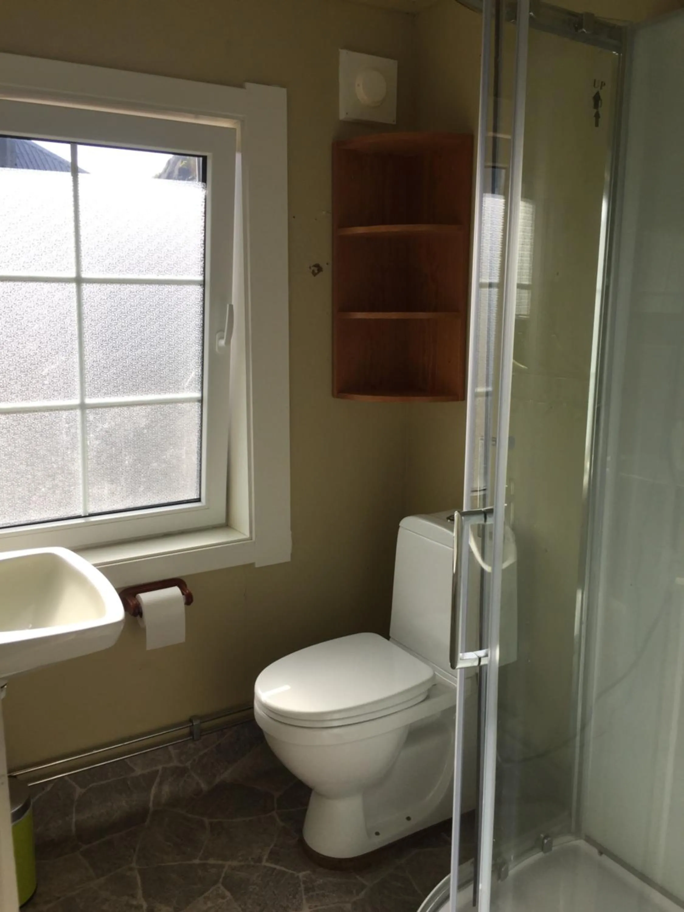 Shower in NyksundRom, Nyksund