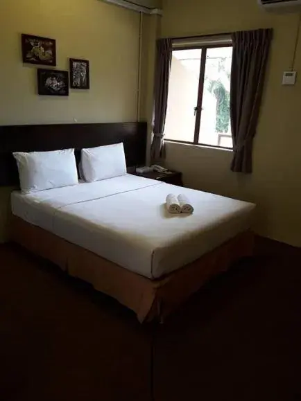 Bedroom, Bed in Mersing Merlin Inn Bedroom, Bed in Mersing Merlin Inn