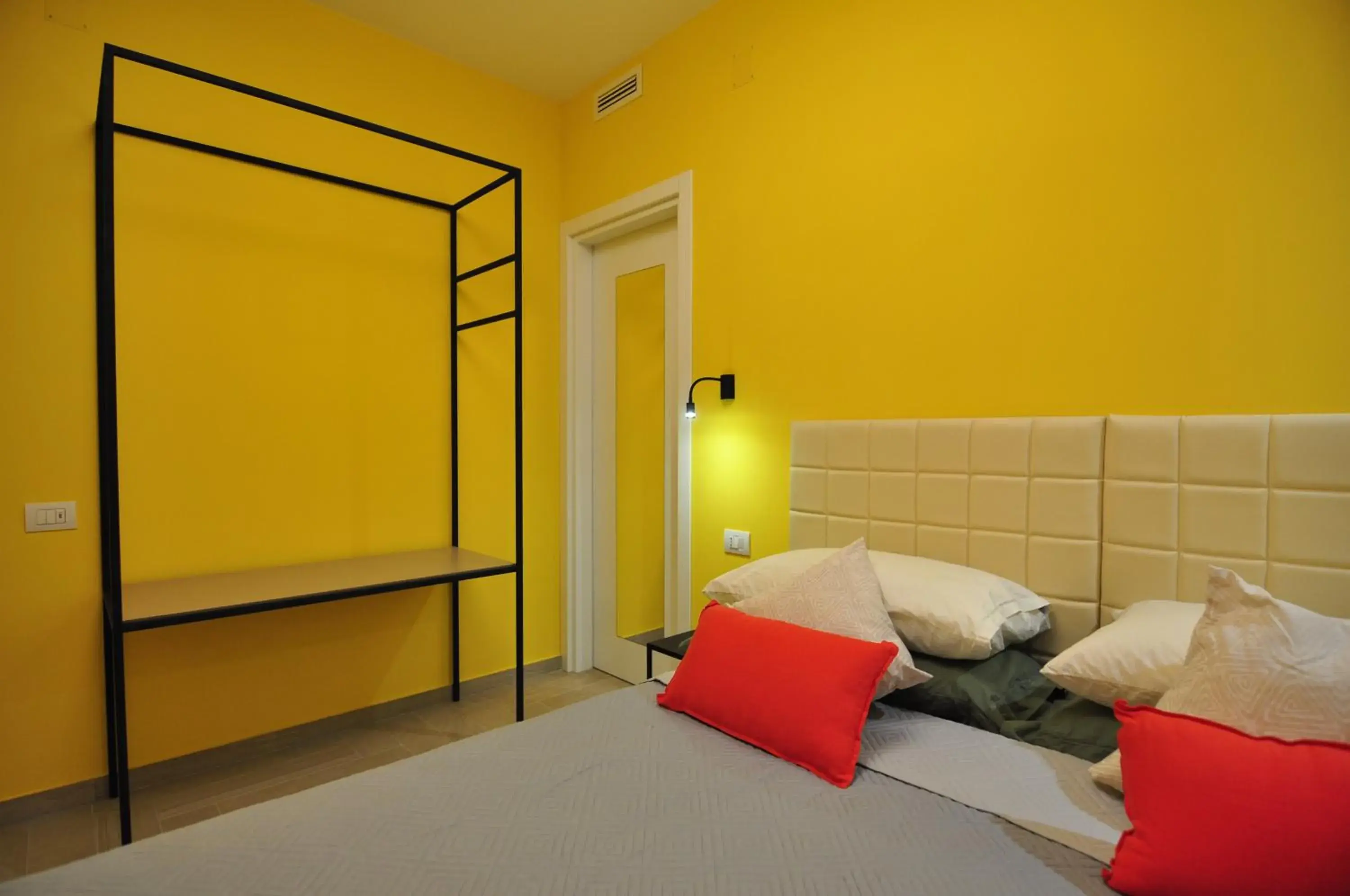 Large Double or Twin Room in Delco Naples Large Double or Twin Room in Delco Naples