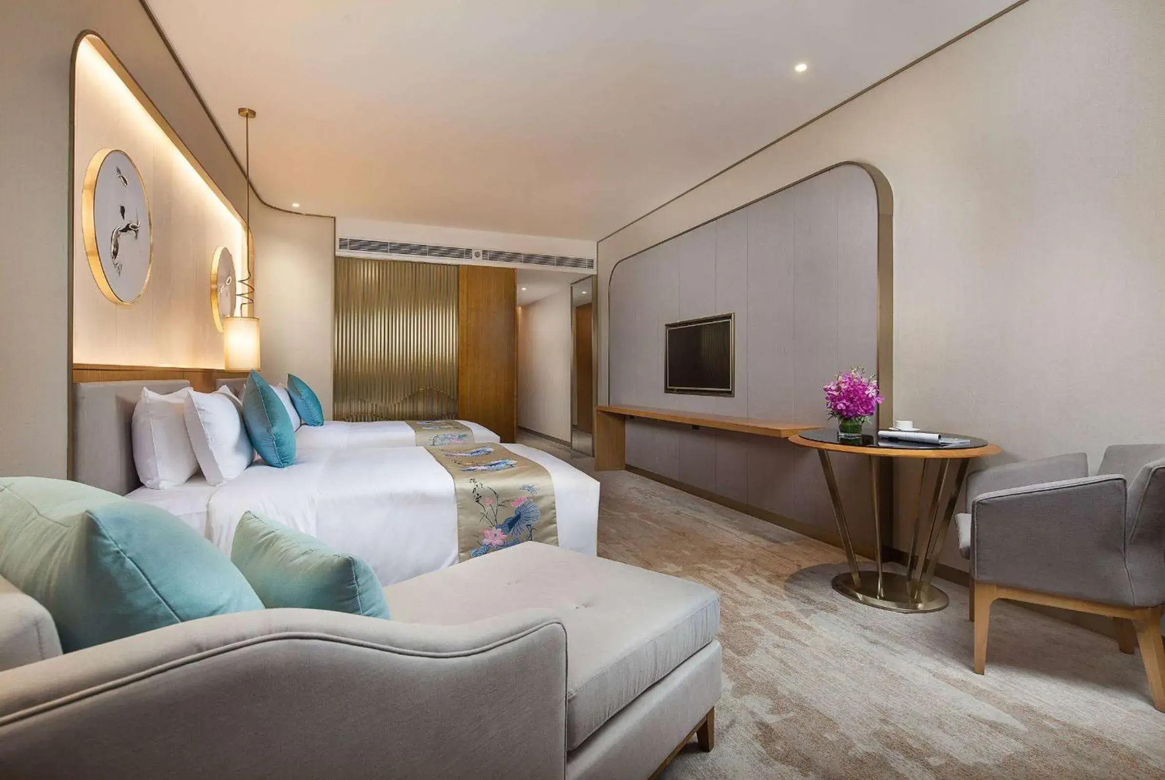 Photo of the whole room, Bed in Ramada Plaza Fuxian Lake Photo of the whole room, Bed in Ramada Plaza Fuxian Lake