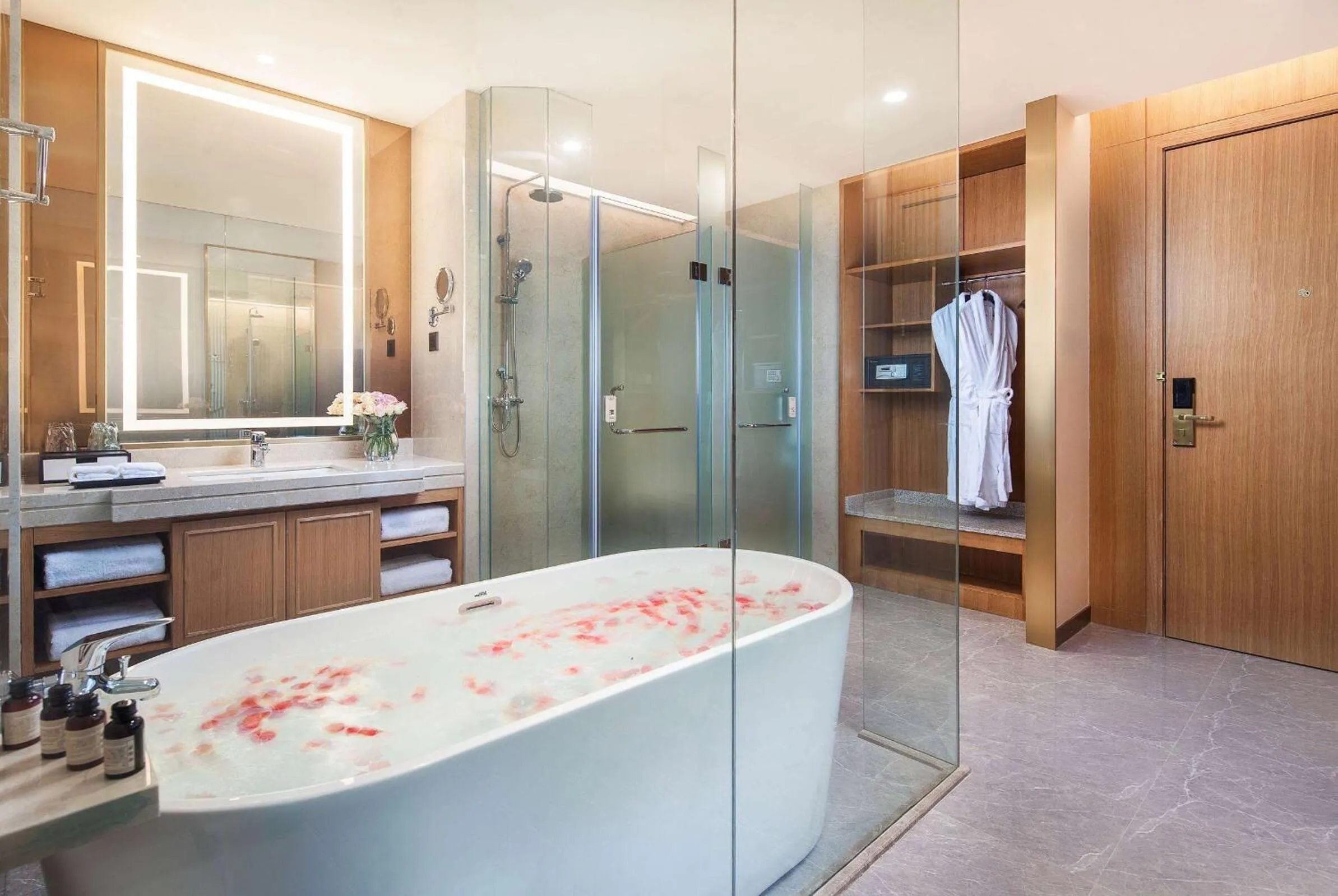 Photo of the whole room in Ramada Plaza Fuxian Lake