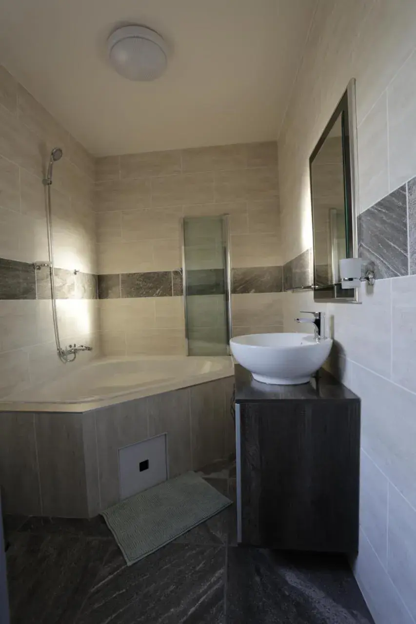 Deluxe Double Room - single occupancy in The Clan Guest House Deluxe Double Room - single occupancy in The Clan Guest House