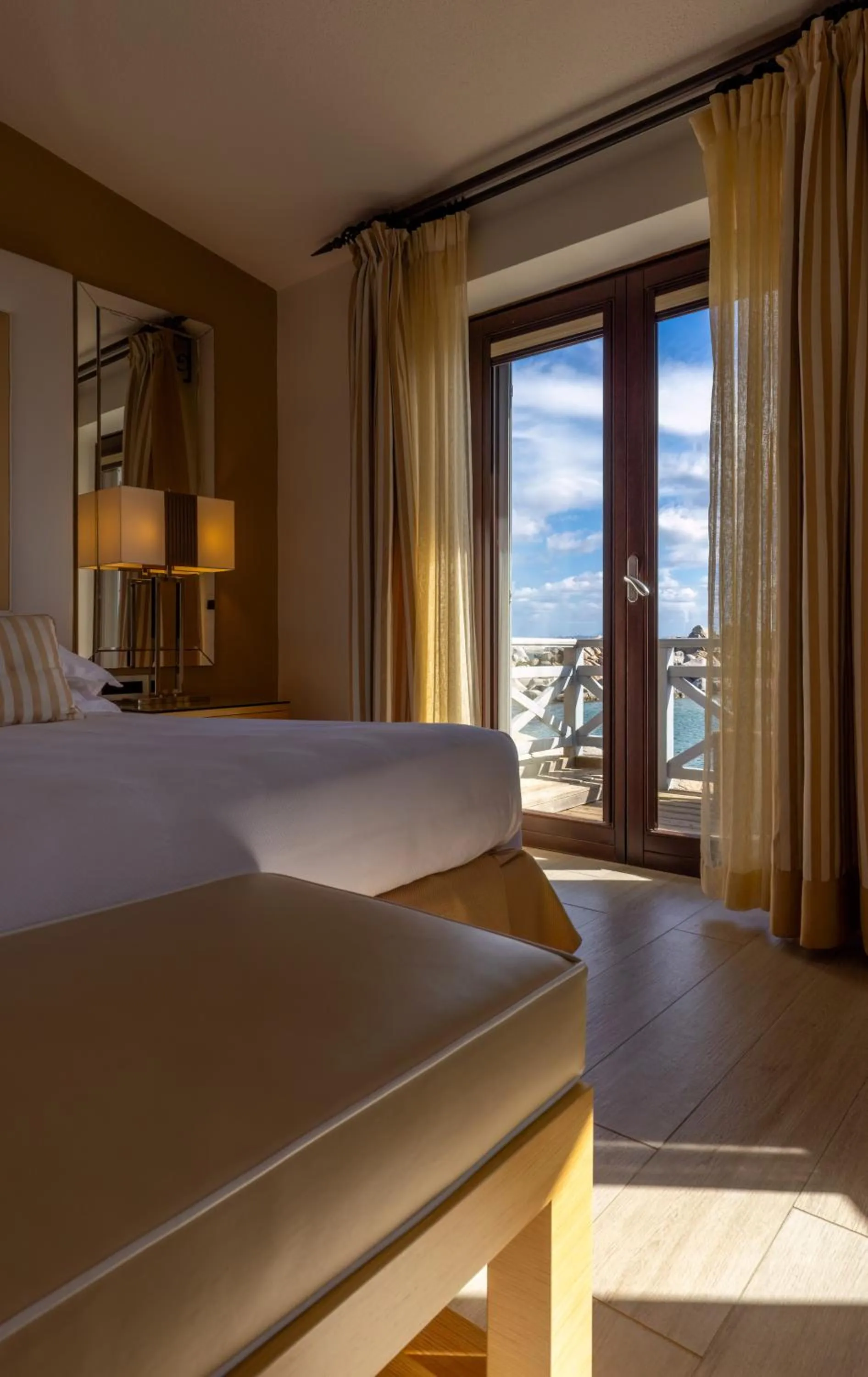 Balcony/Terrace, Bed in Hotel & SPA des Pecheurs