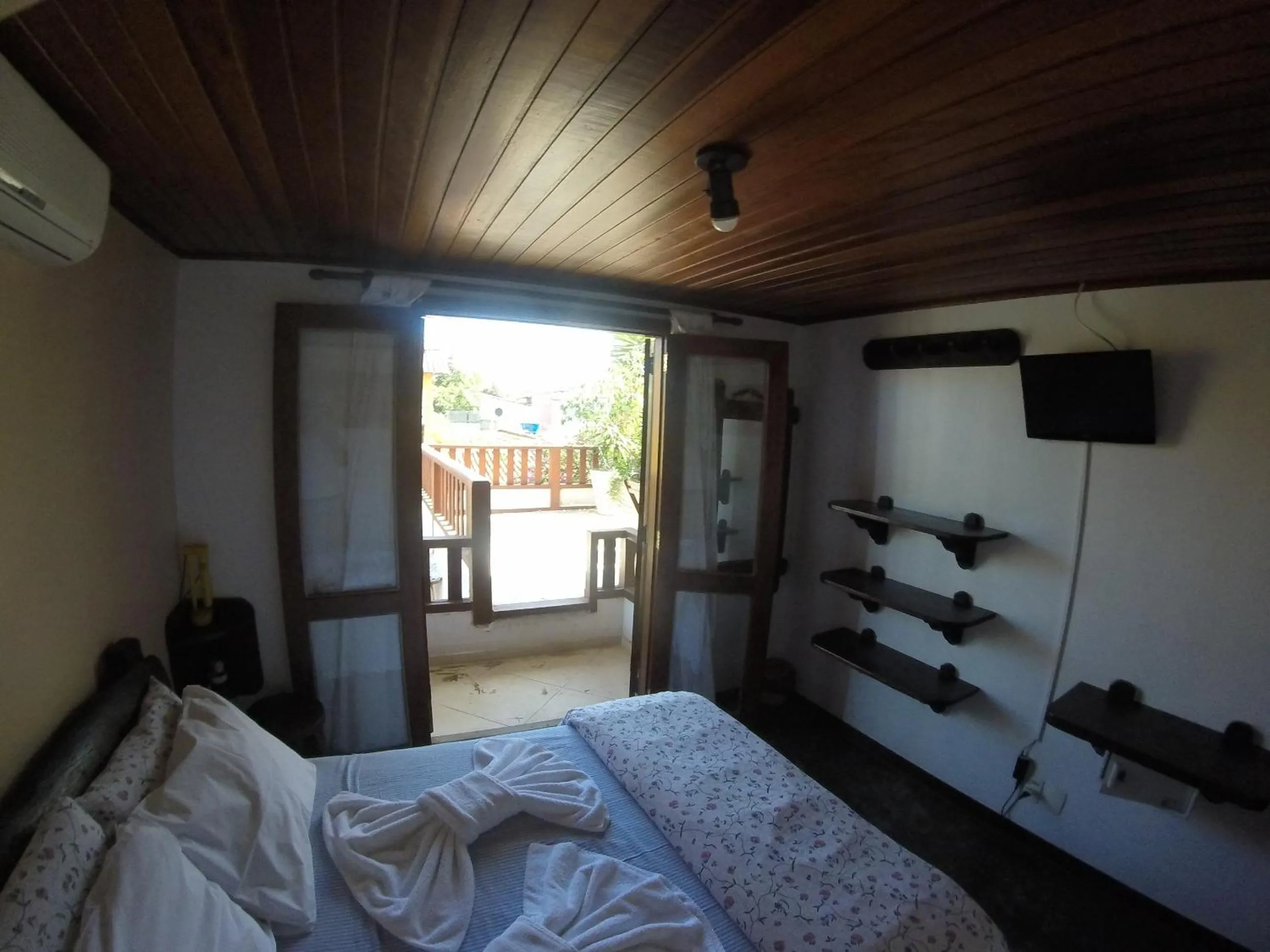 Photo of the whole room, Bed in Pousada Casa das Rosas