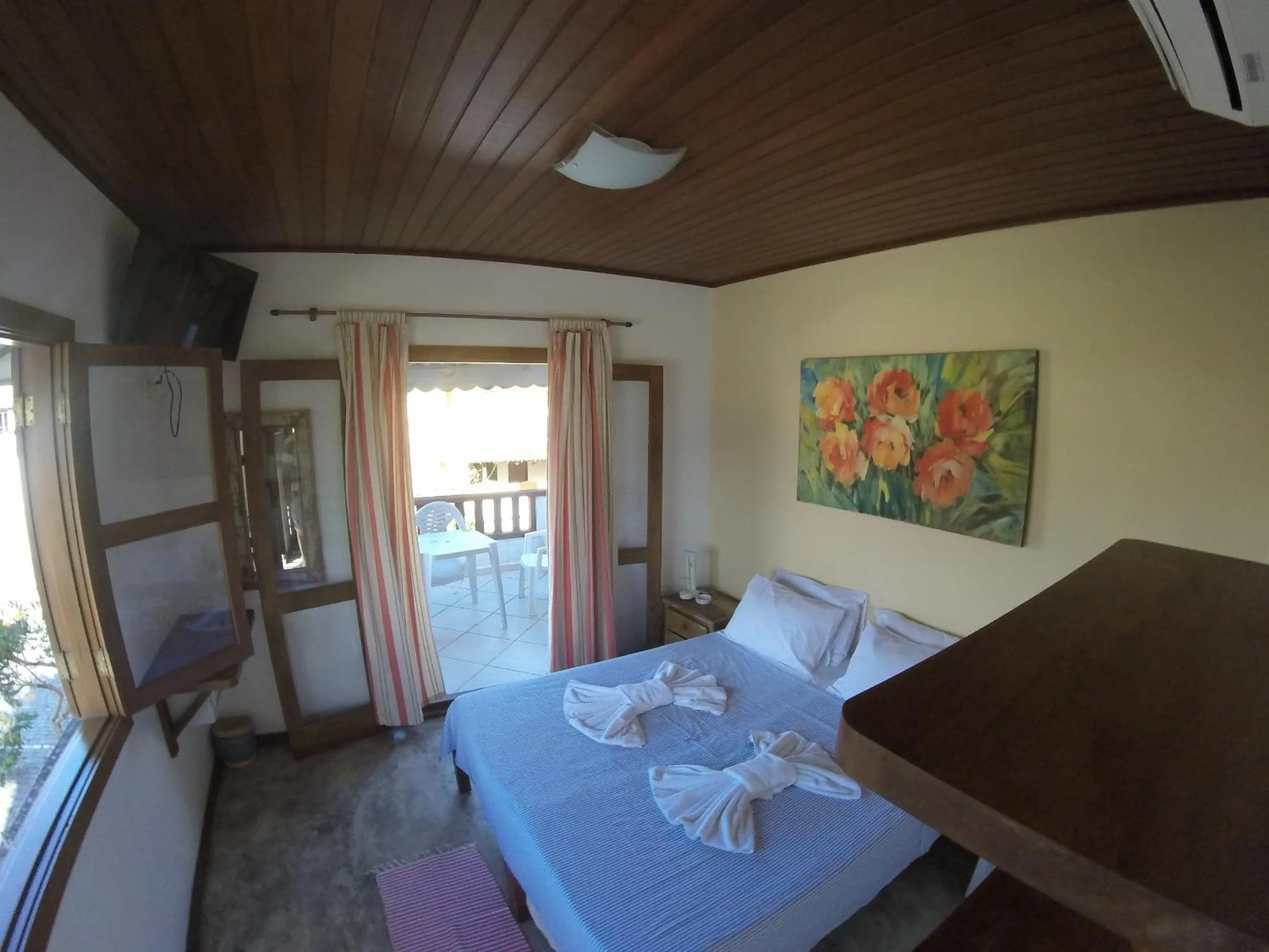 Photo of the whole room, Bed in Pousada Casa das Rosas