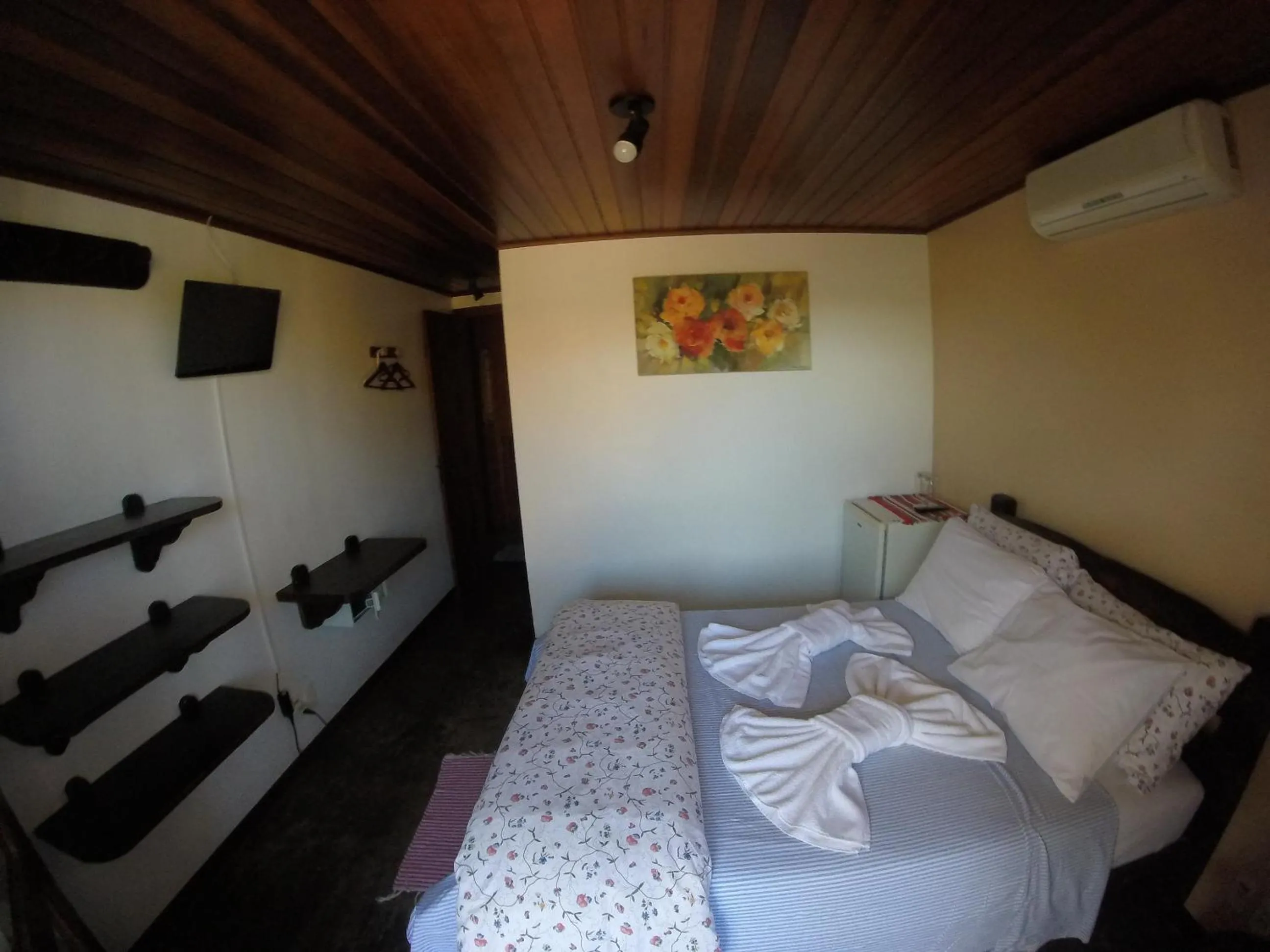 Photo of the whole room, Bed in Pousada Casa das Rosas