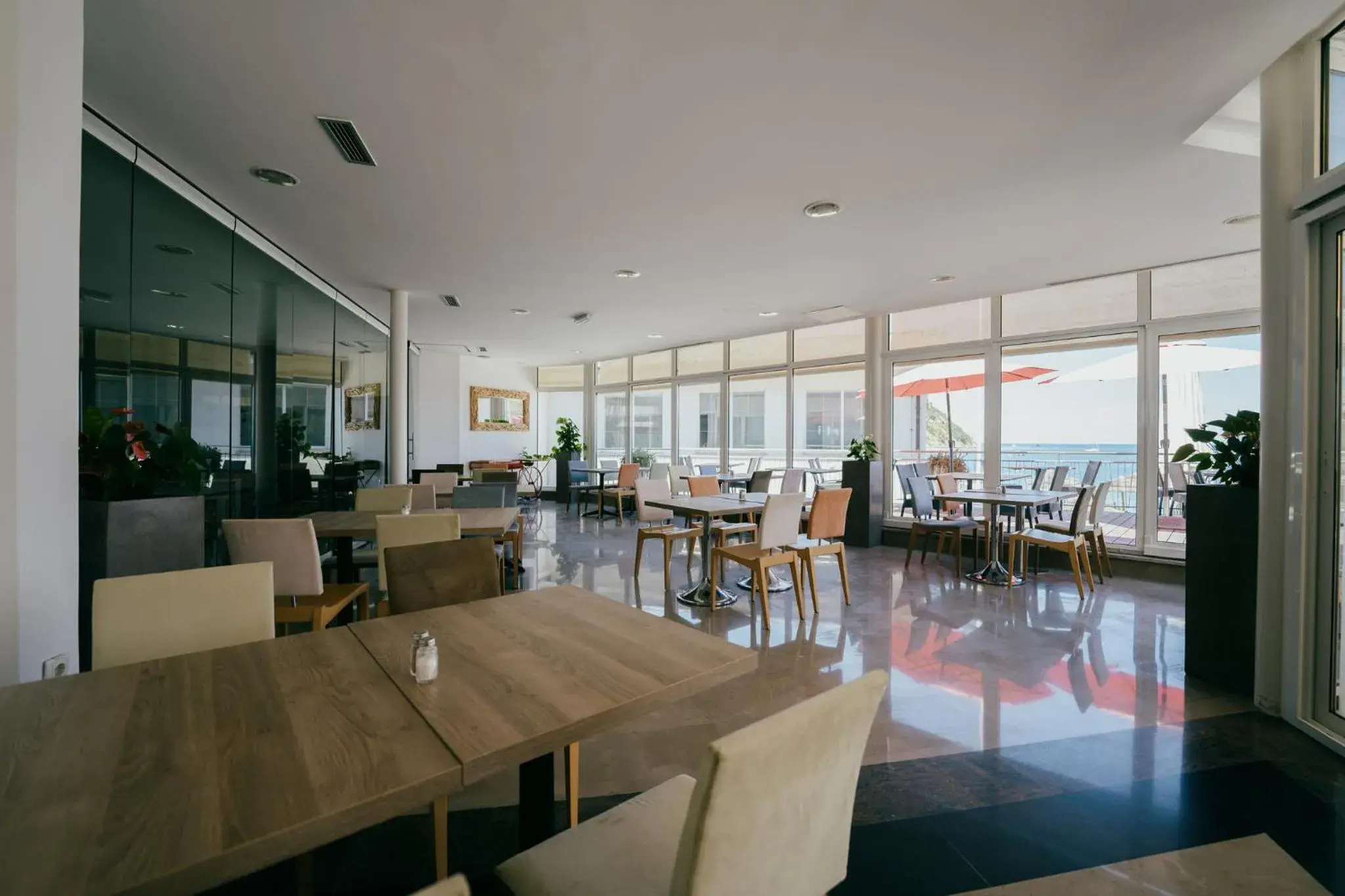 Restaurant/places to eat in Barbara Piran Beach Hotel Restaurant/places to eat in Barbara Piran Beach Hotel